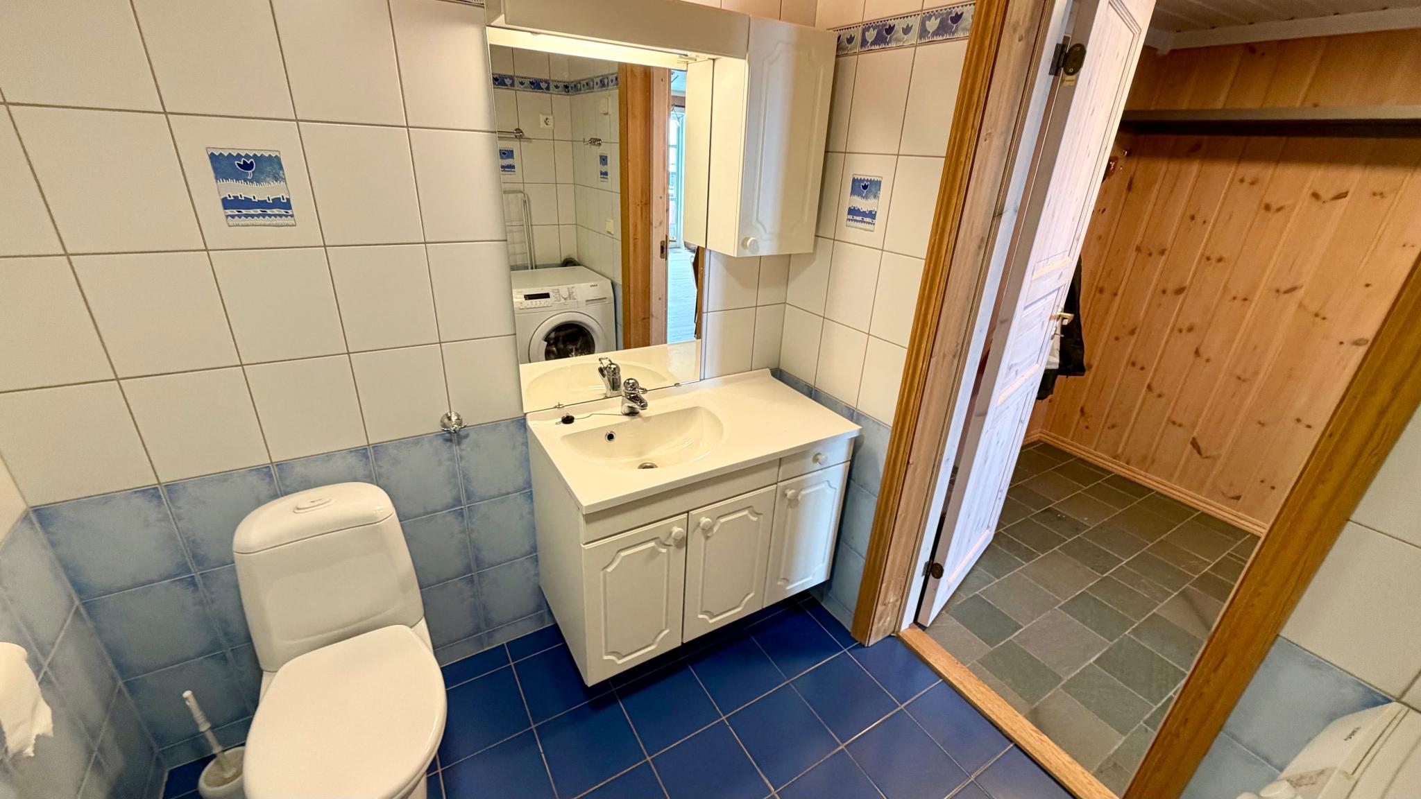 Helt greit bad med gulvvarme. Det er vannbåren varme i hele leiligheten. 