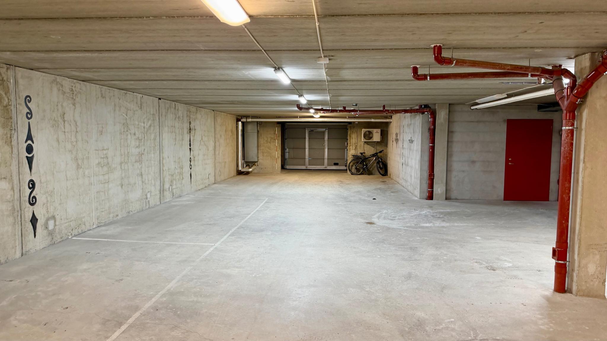 Perspektiv mot garasjedør.