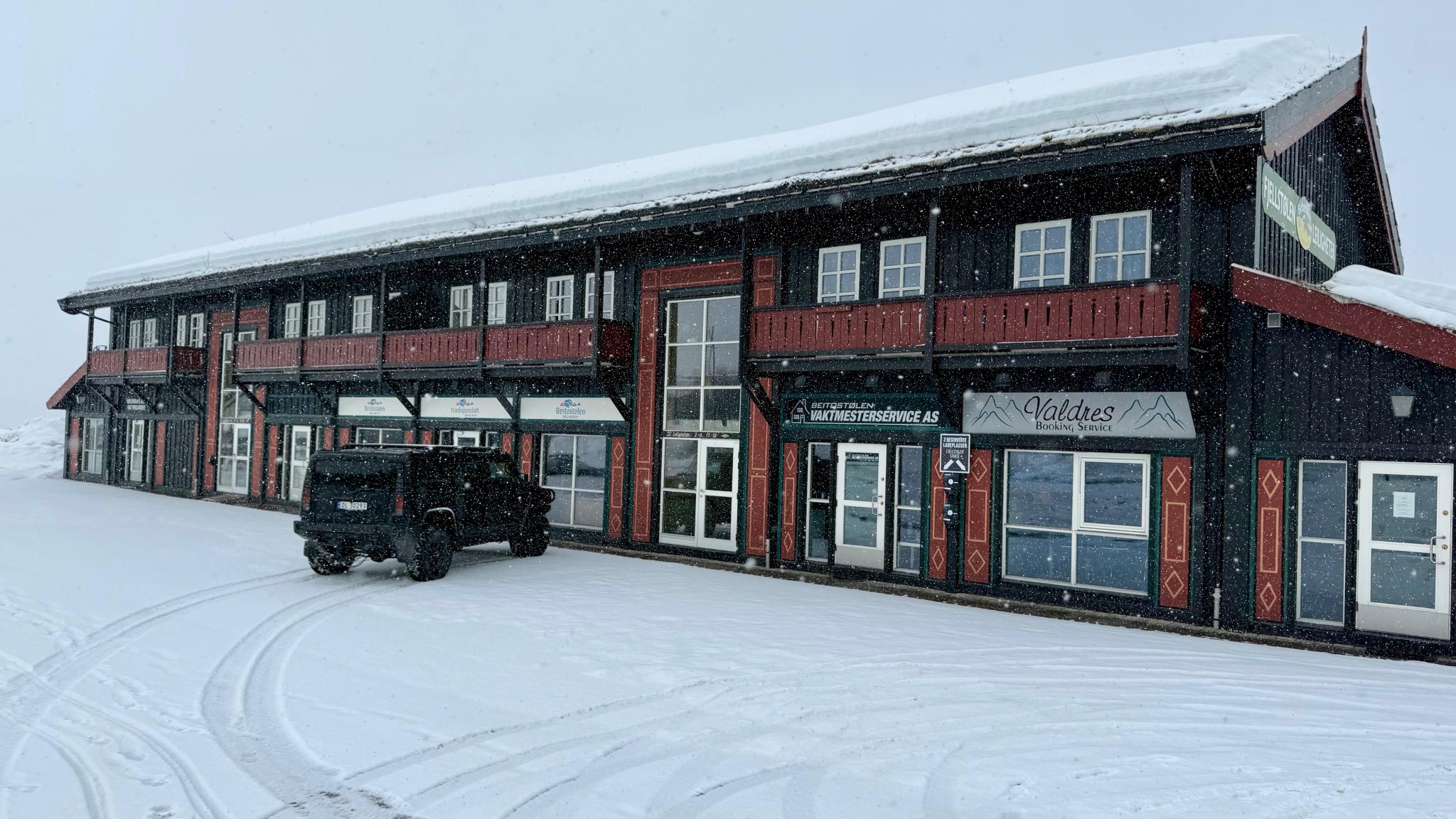 Blokka fra oversiden. Første blokka med torvtak til venstre nå du kjører inn til sentrum av Beitostølen 