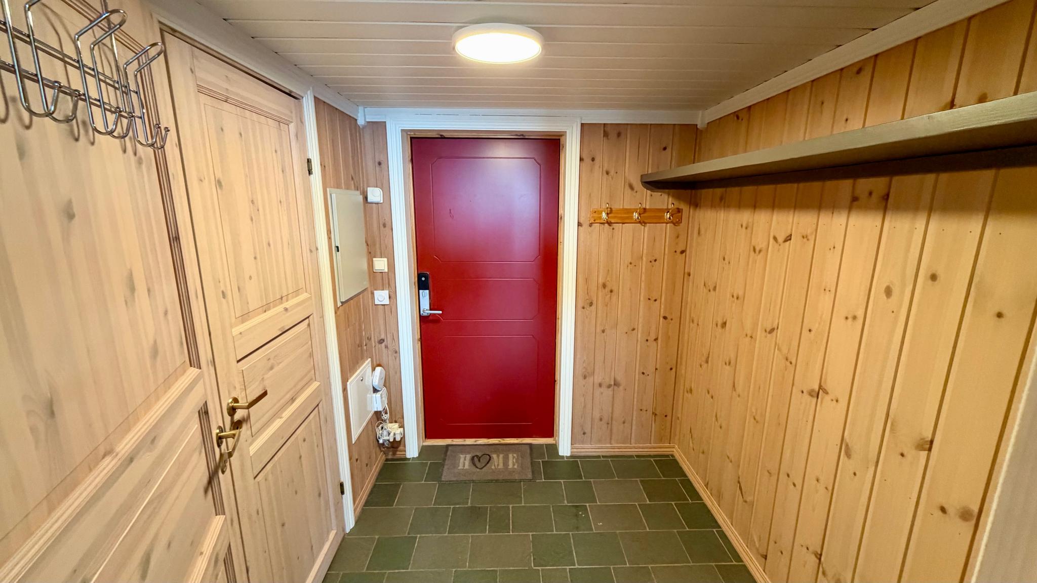 God plass til ytterklær med mer. 