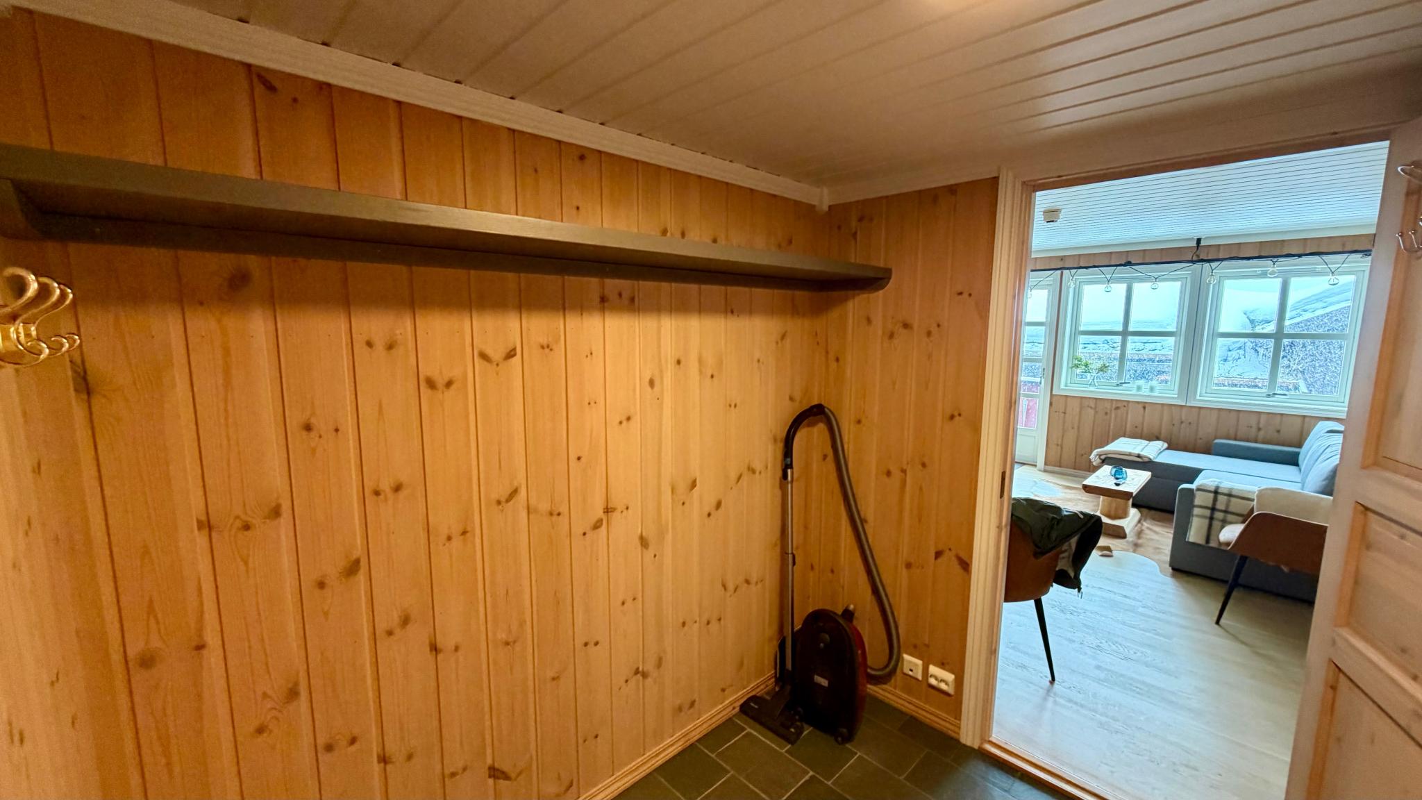 Leiligheten har en lys og luftig hyttefølelse. Vegger og tak er nylig lysnet. 