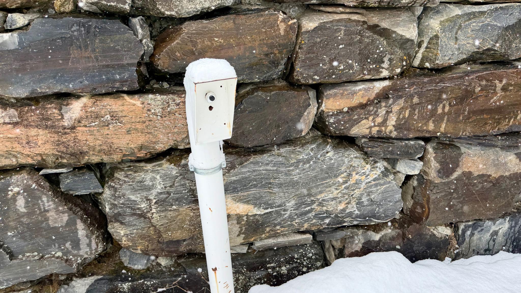 Trykk på knapp for å åpne fra utsiden 