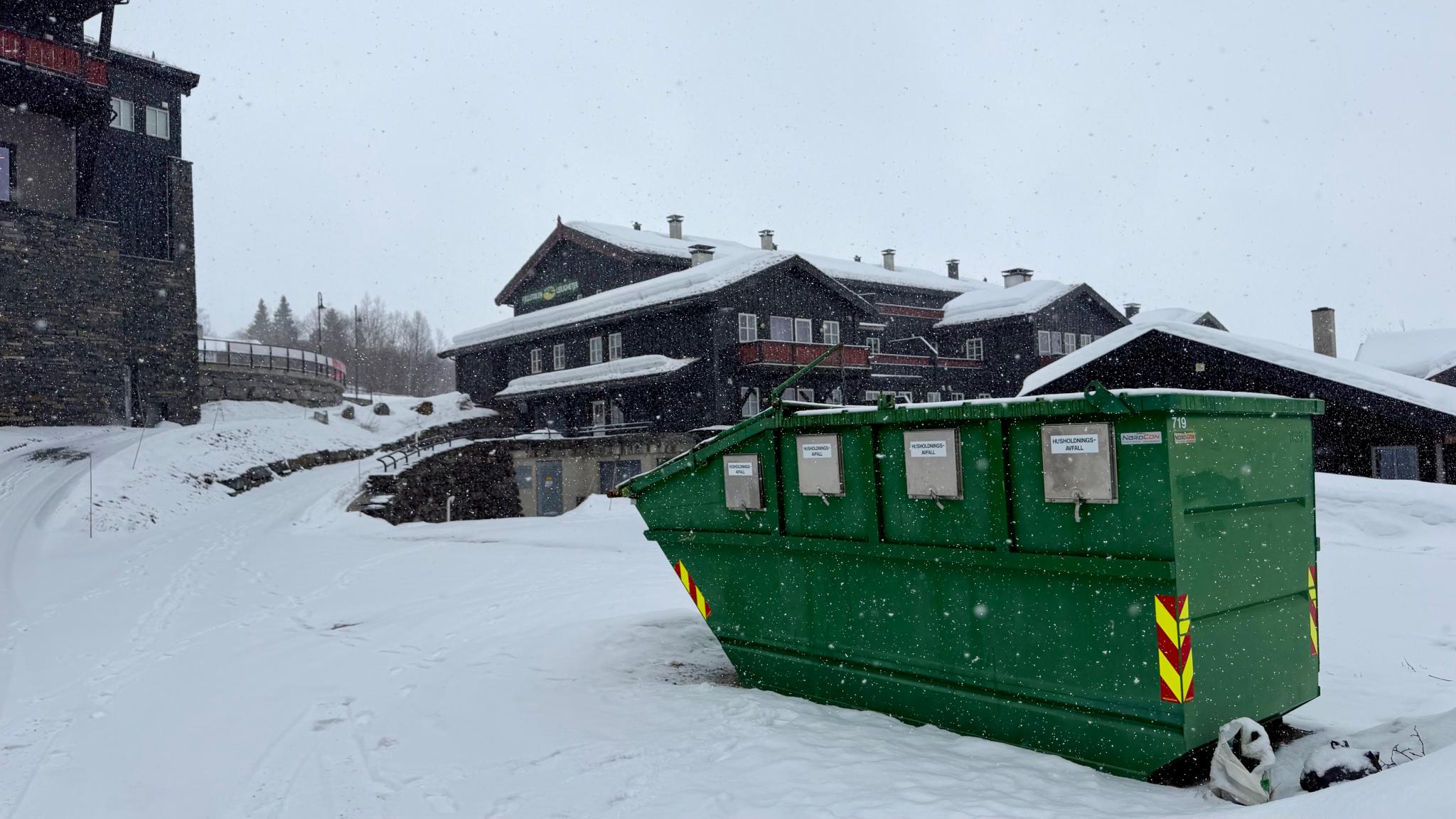 Søppel container rett utenfor garasjen 