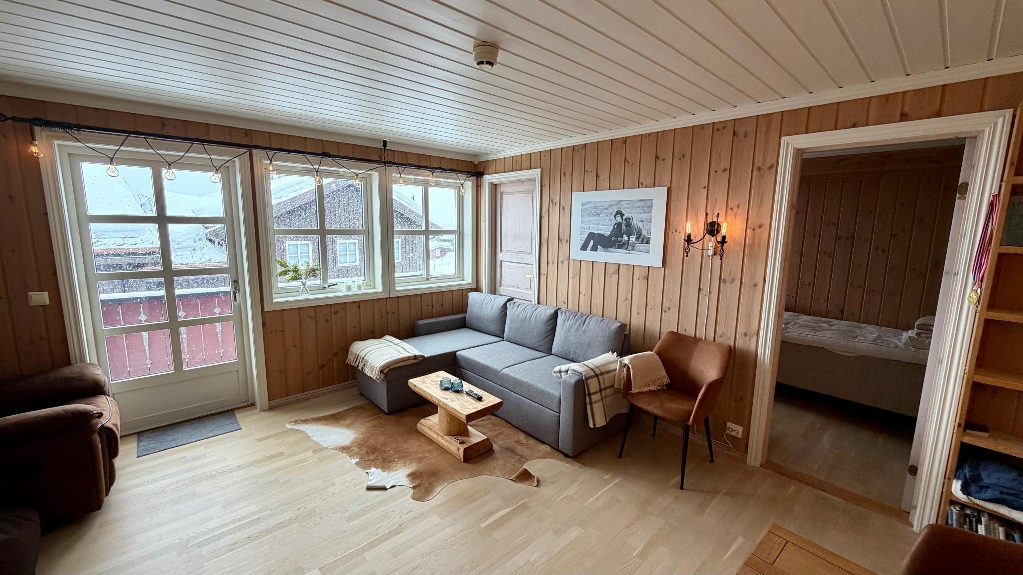 Døren til høyre for sofean leder til soverommet 