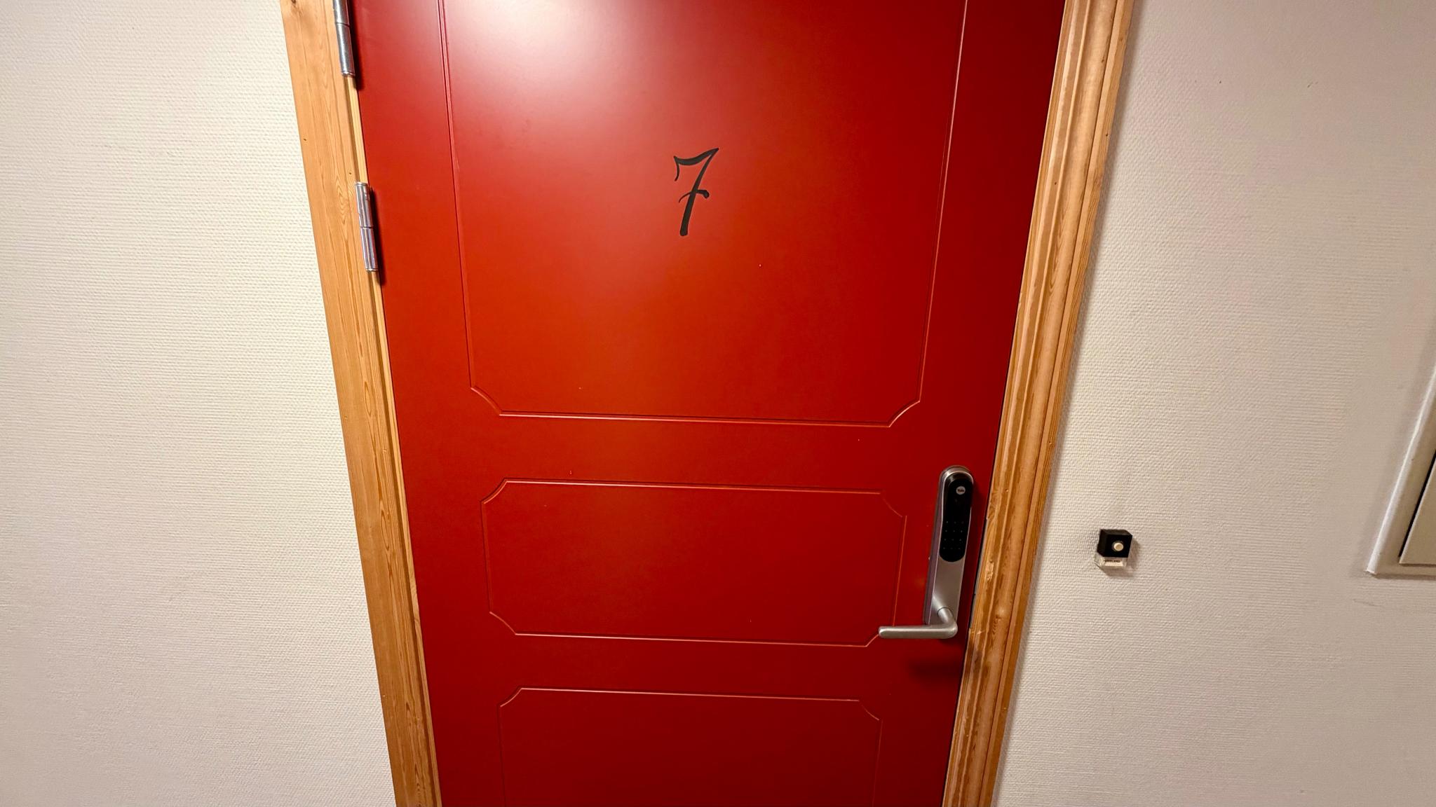 Døra inn til leiligheten fra korridoren.