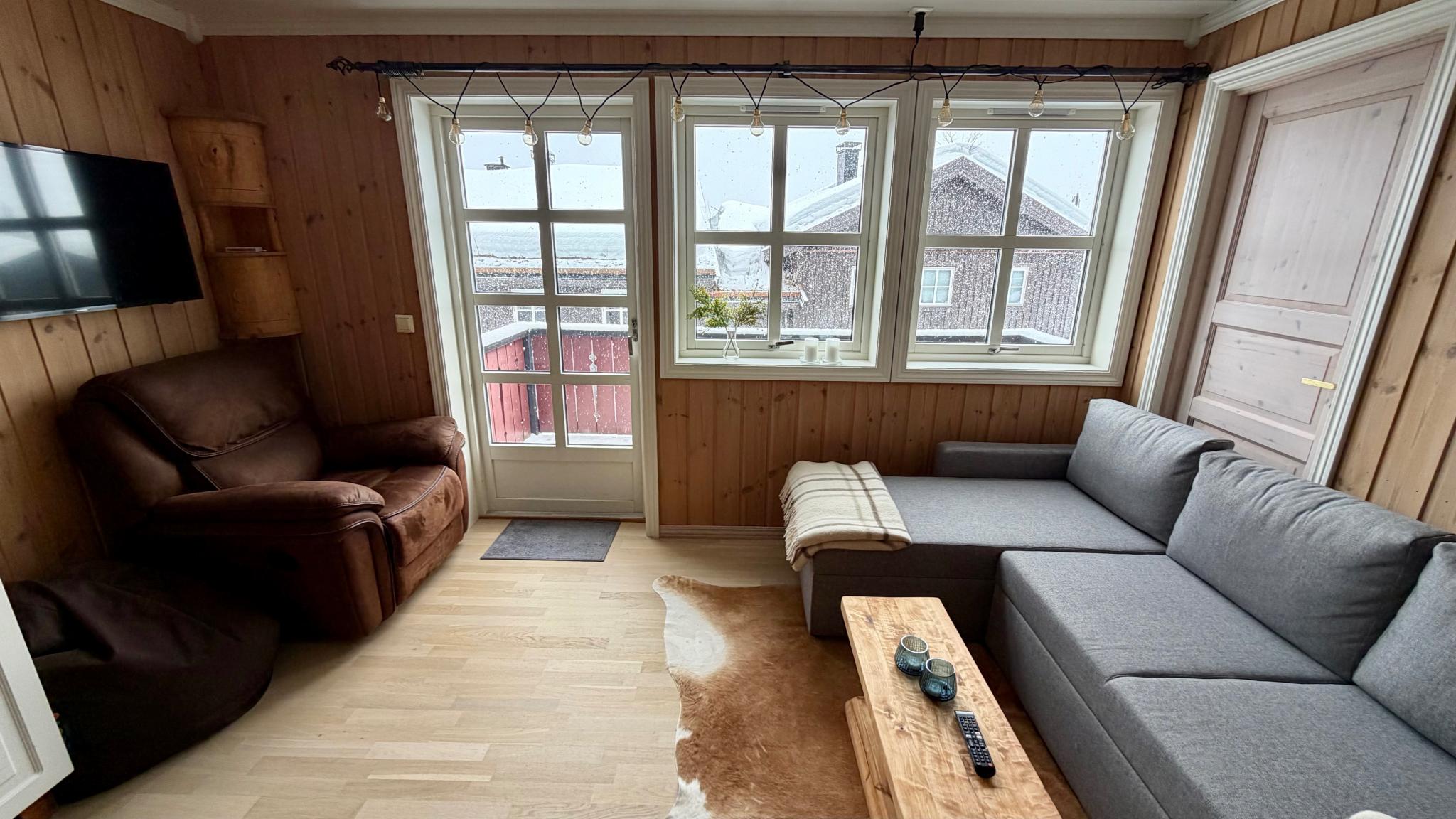 Bildene er tatt med vidvinkel å, så størrelsesforholdene er litt annerledes i virkeligheten. Her synes balkongen.