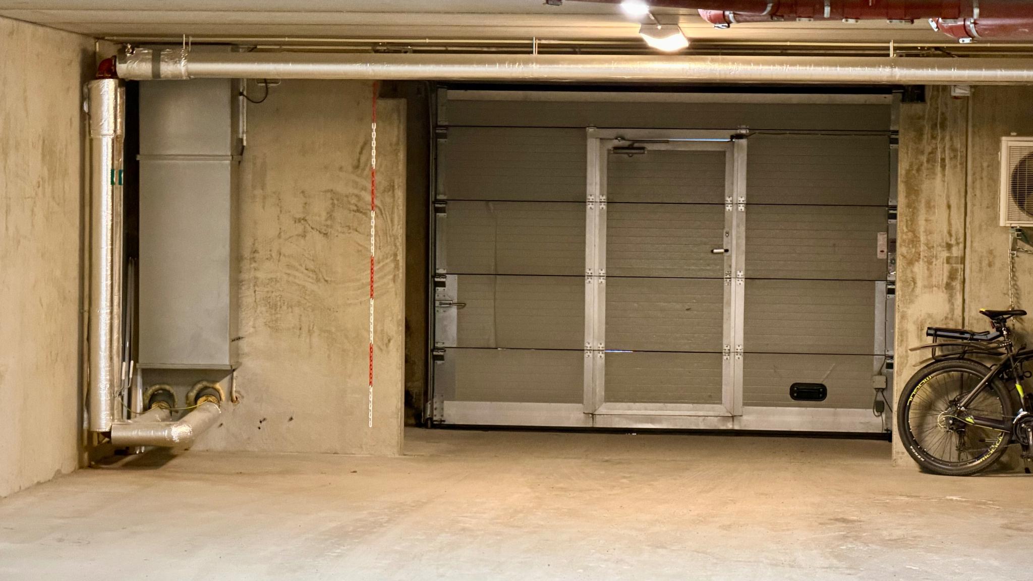 Dra i snora for å åpne fra innsiden 