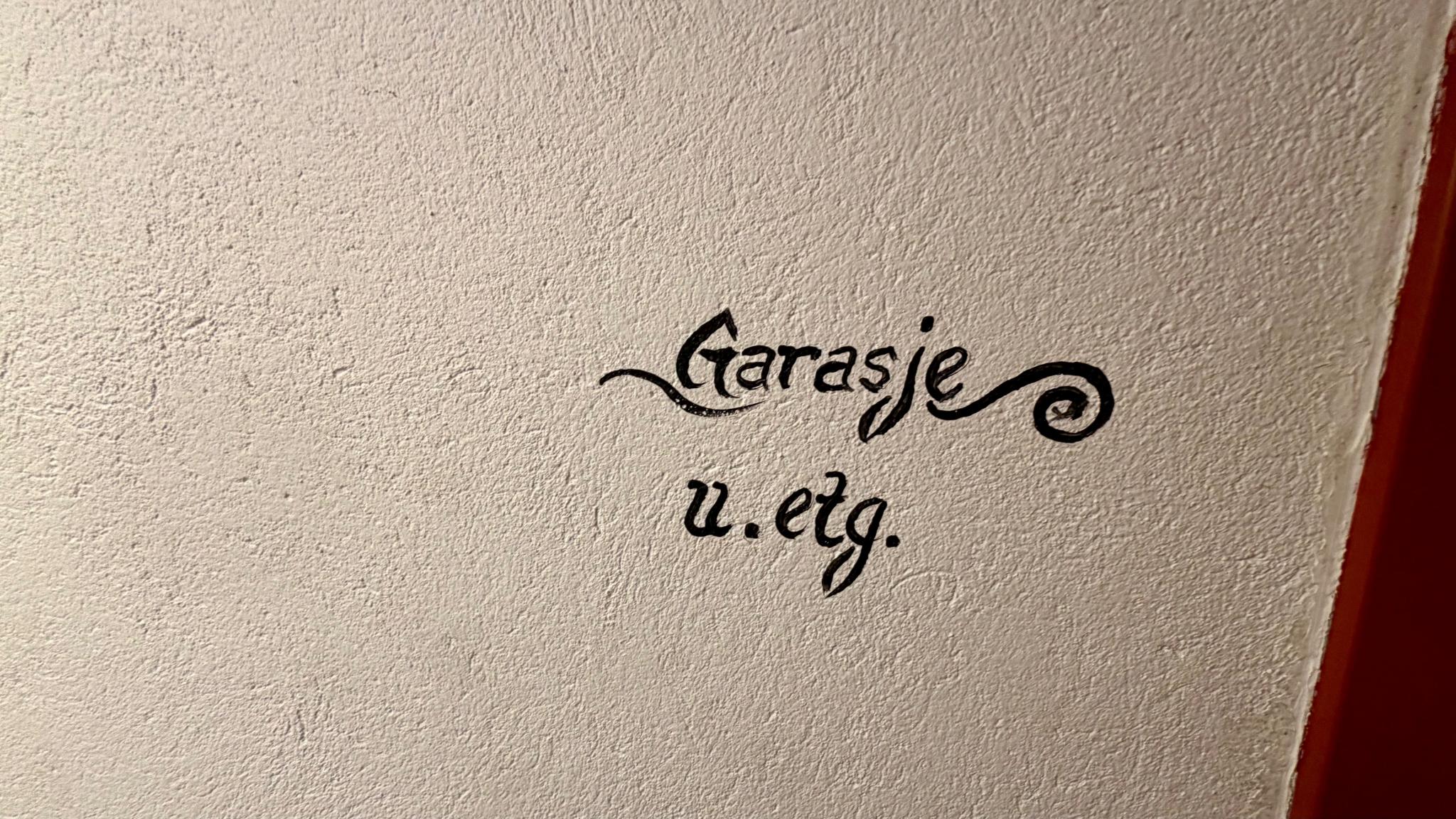 Fra korridoren går det trapp ned til oppvarmet, innendørs garasjeplass. 