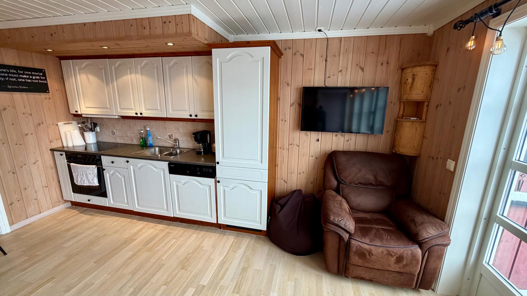 40 tommer Smart TV. Fiberkabel og høy hastighet. Inkludert.