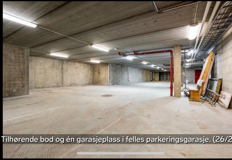 Egen parkering inne i garasjen under blokka. Trapp direkte fra garasjen opp i etasjen.
