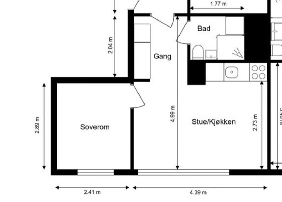 Størrelser stemmer, men døren til soverommet er ved vinduet.