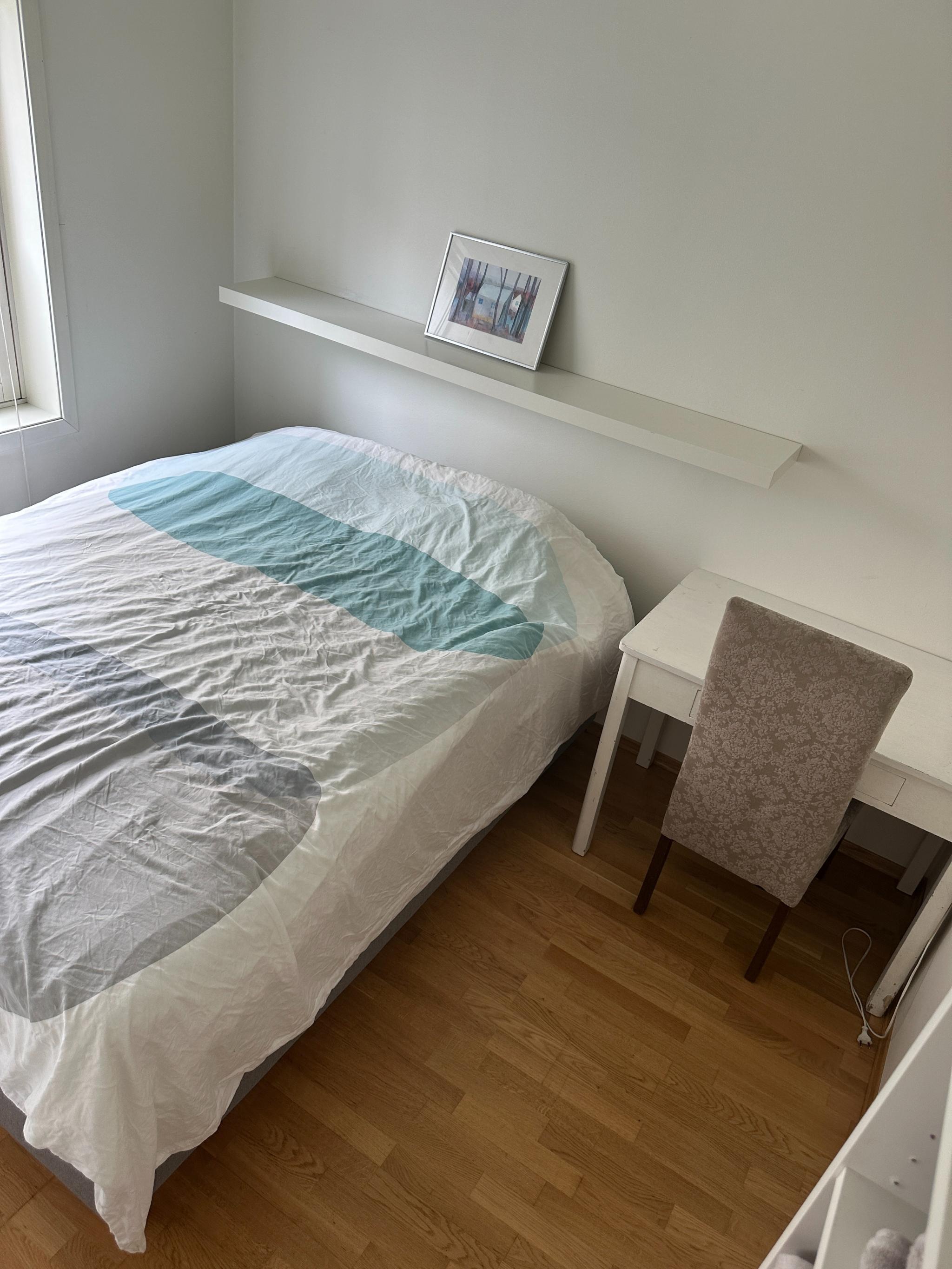 Plass til dobbelt seng og skrive/sminkebord, annen leilighet.