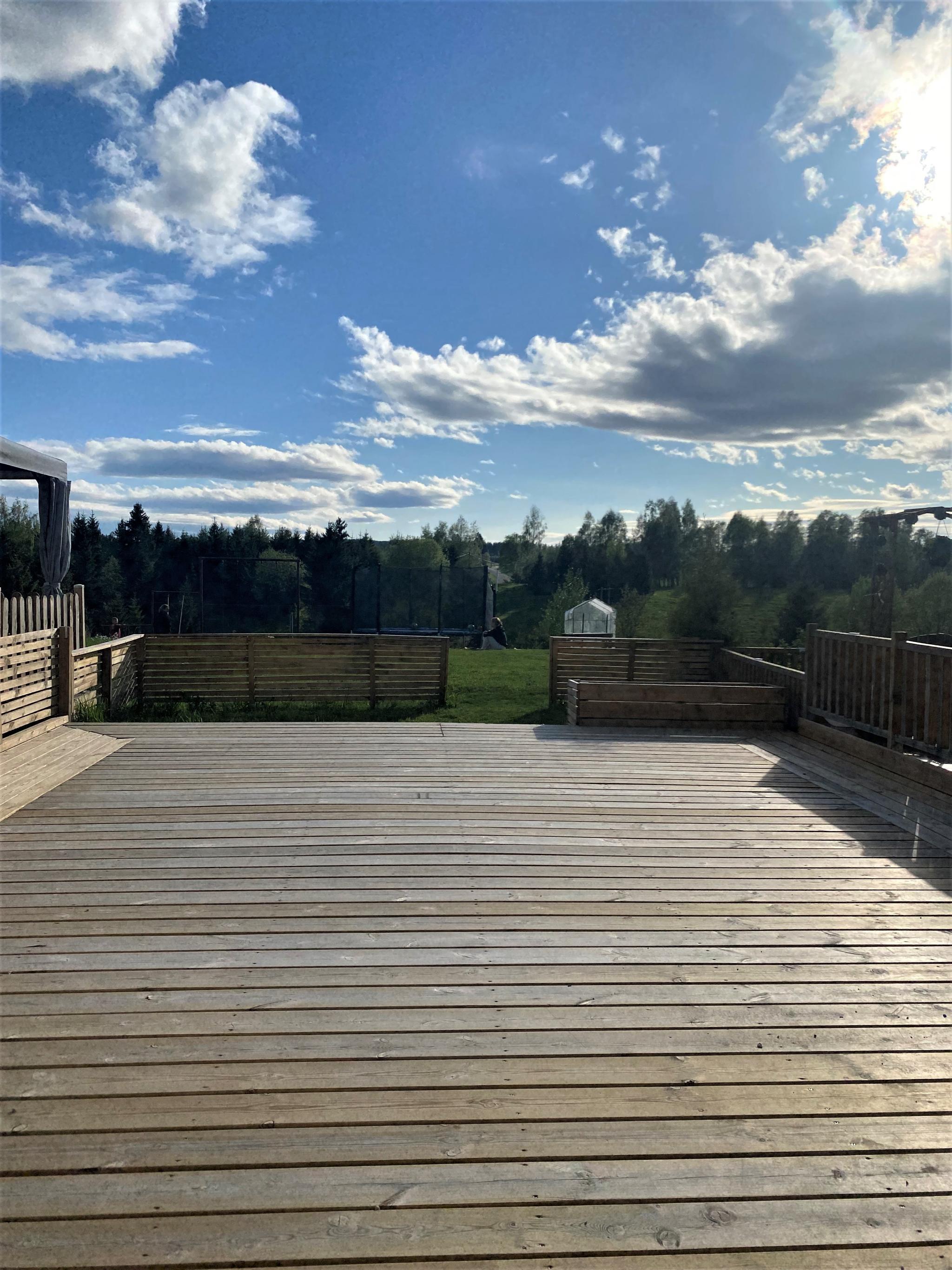 Terrassen og grønt areal  