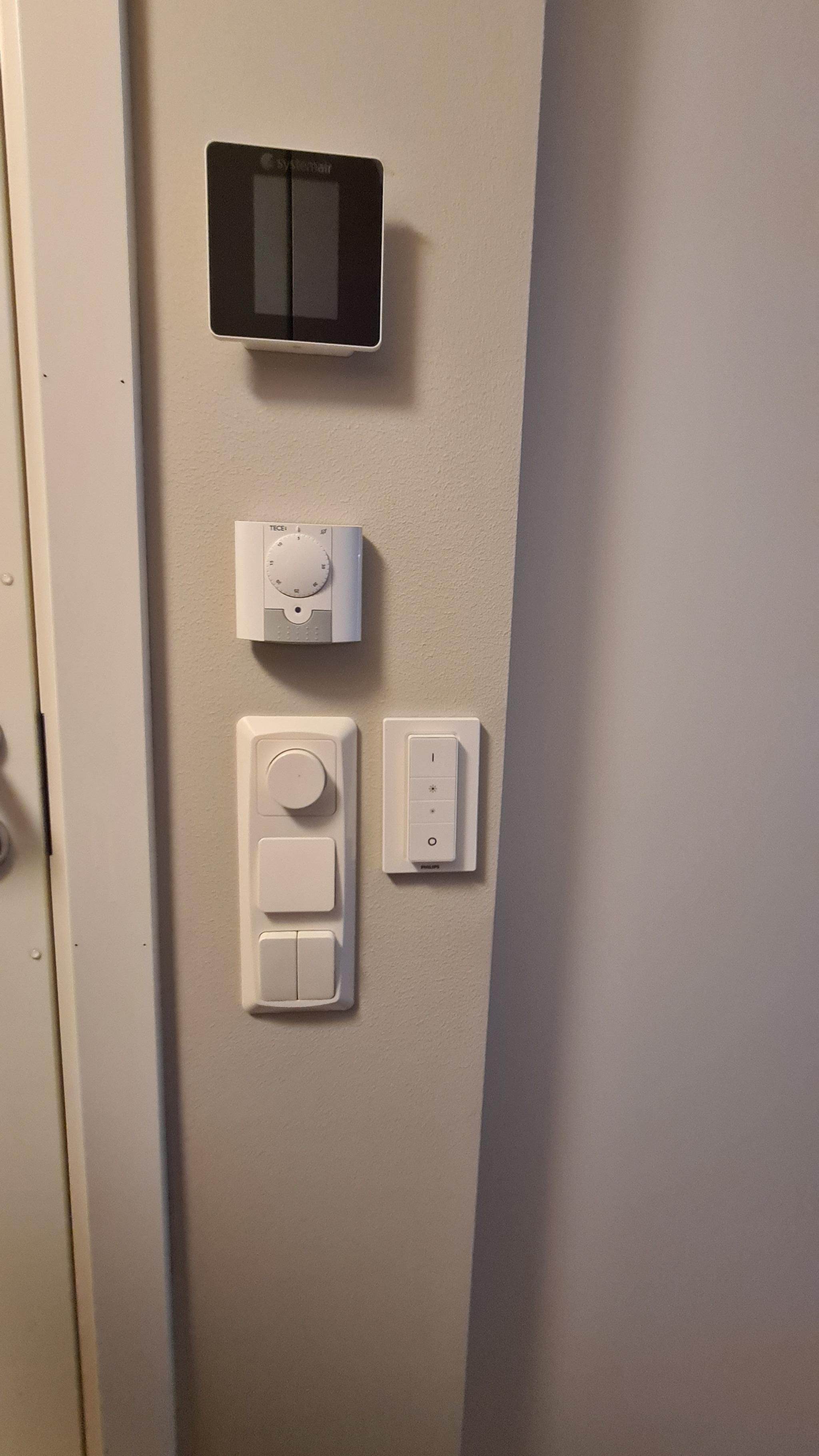 Gulvvarme i hele leiligheten, balansert ventilasjon sikrer god inneluft og philips hue smartbelysning. 