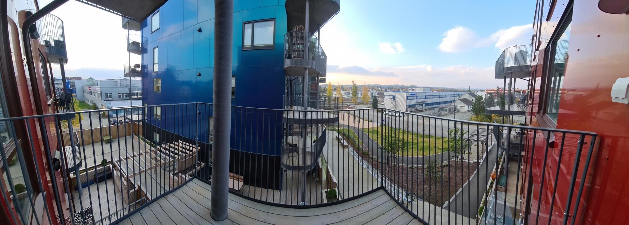 Vestvendt balkong og ettermiddags- /kveldssol.