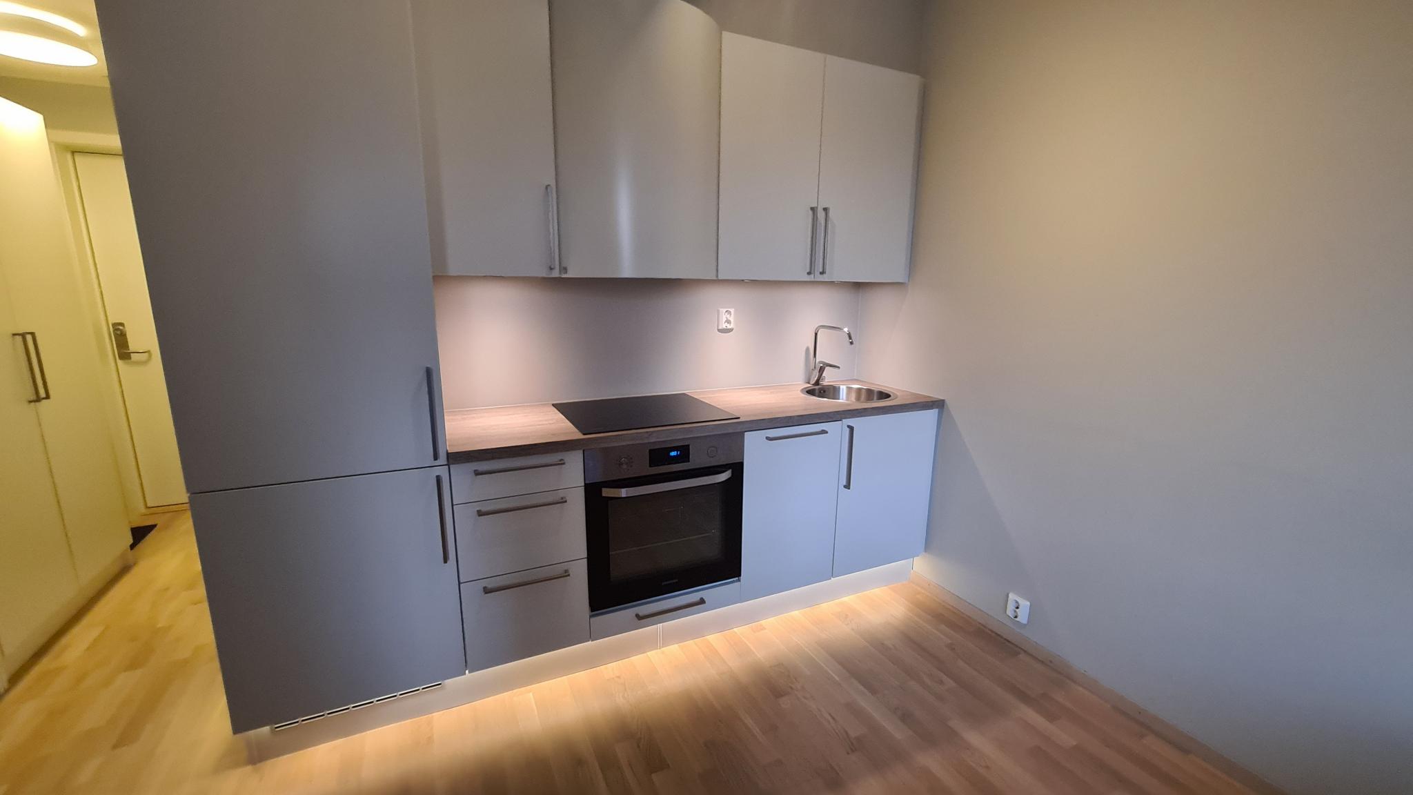 Kjøkken fra HTH med integrert kjøleskap og fryser, komfyr og oppvaskmaskin. 