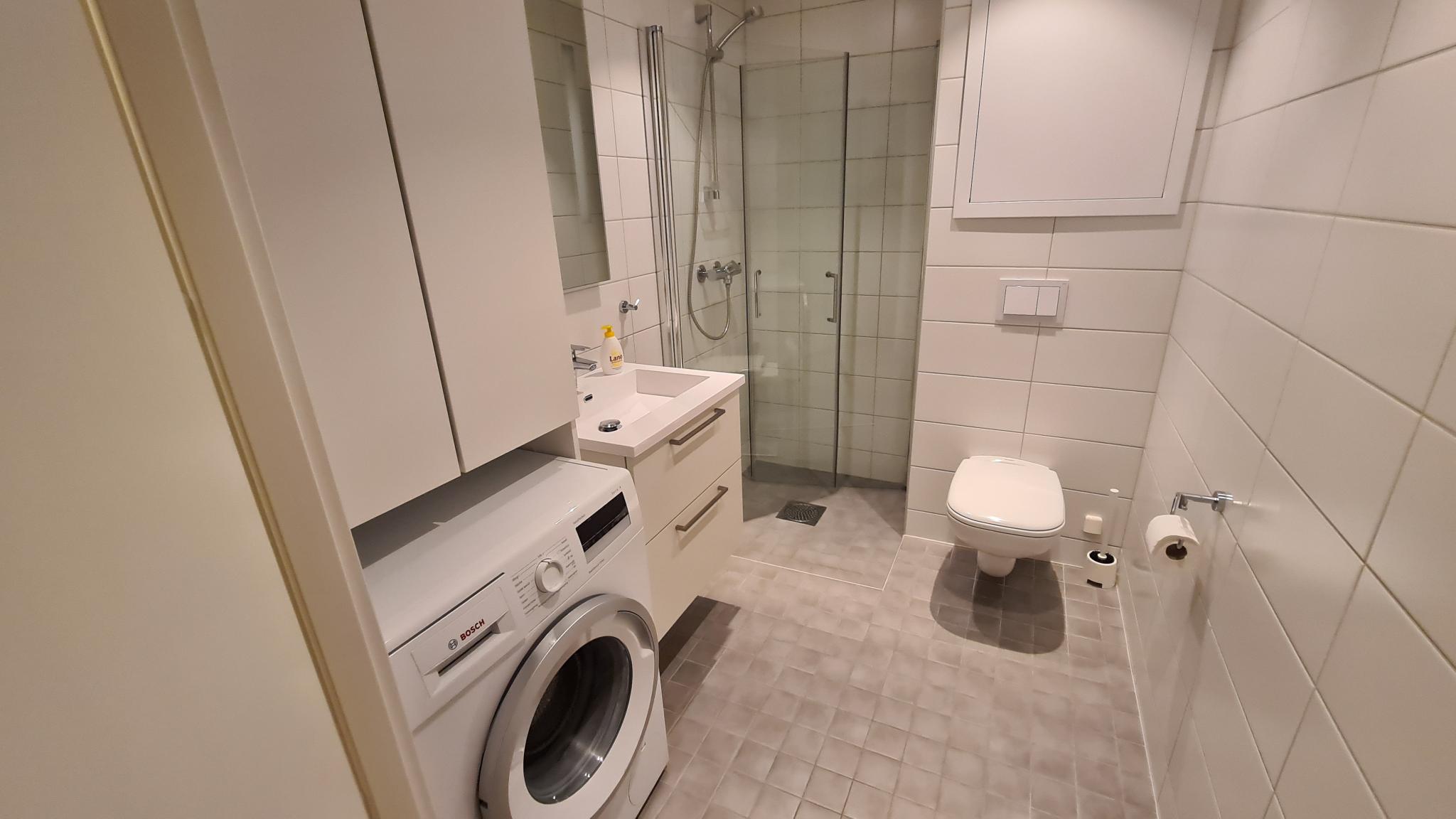 Pent bad med egen vaskemaskin. 