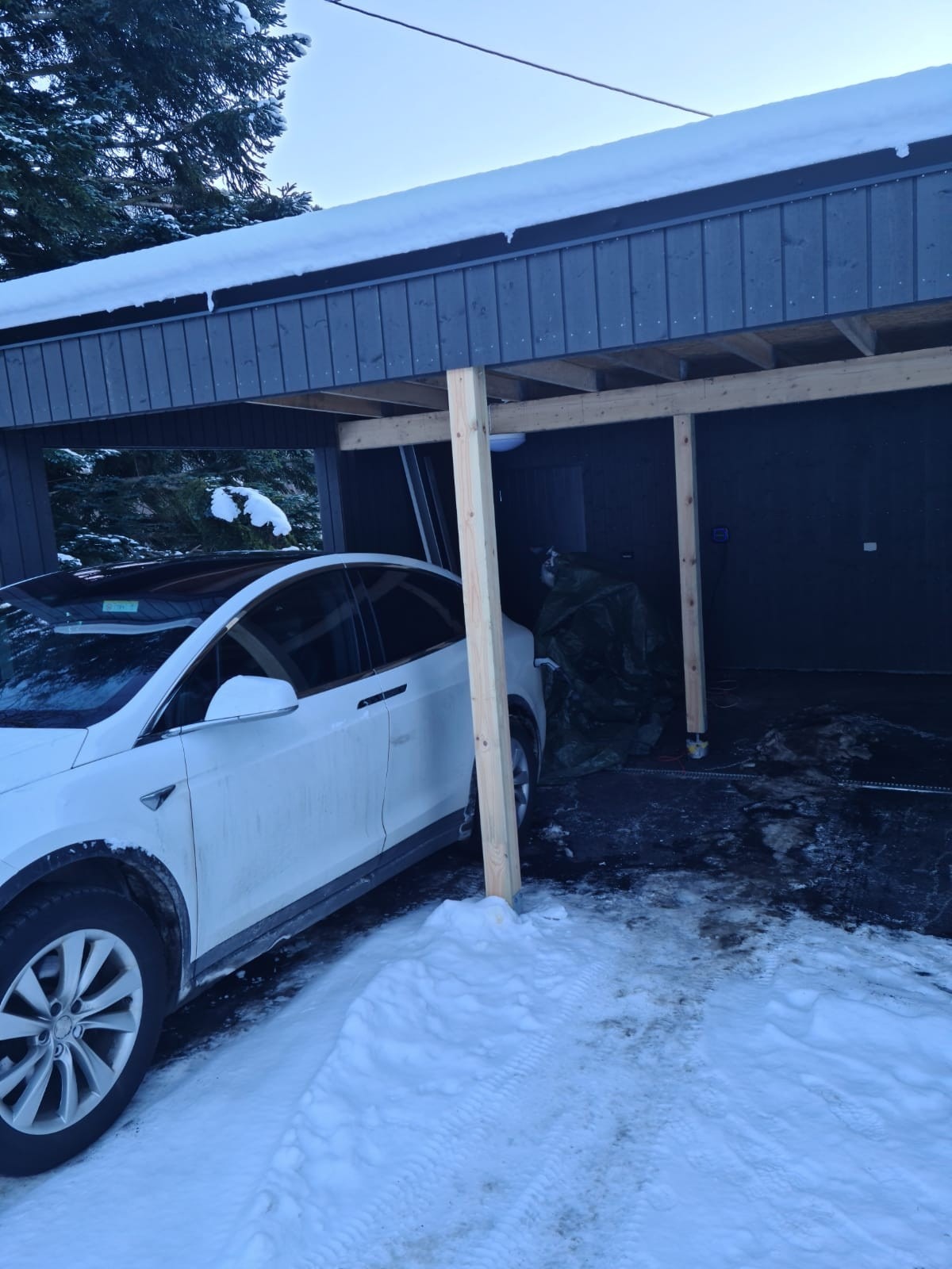 Carport m/Elbillader.