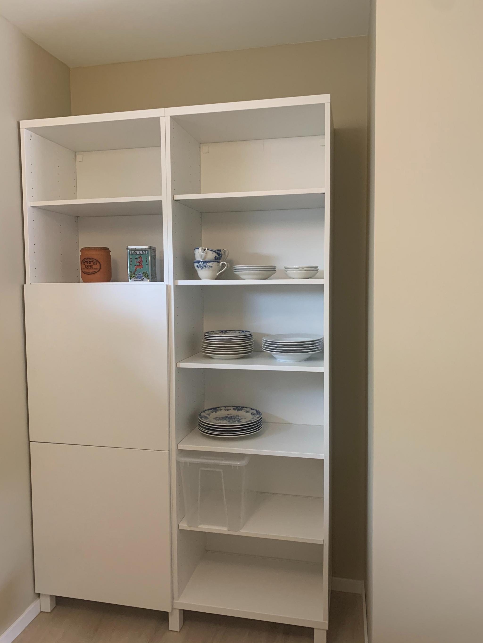 Spisestuen er utstyrt med et romslig skap. Fint til å oppbevare ekstra servise/kjøkkenutstyr og tørrvarer.