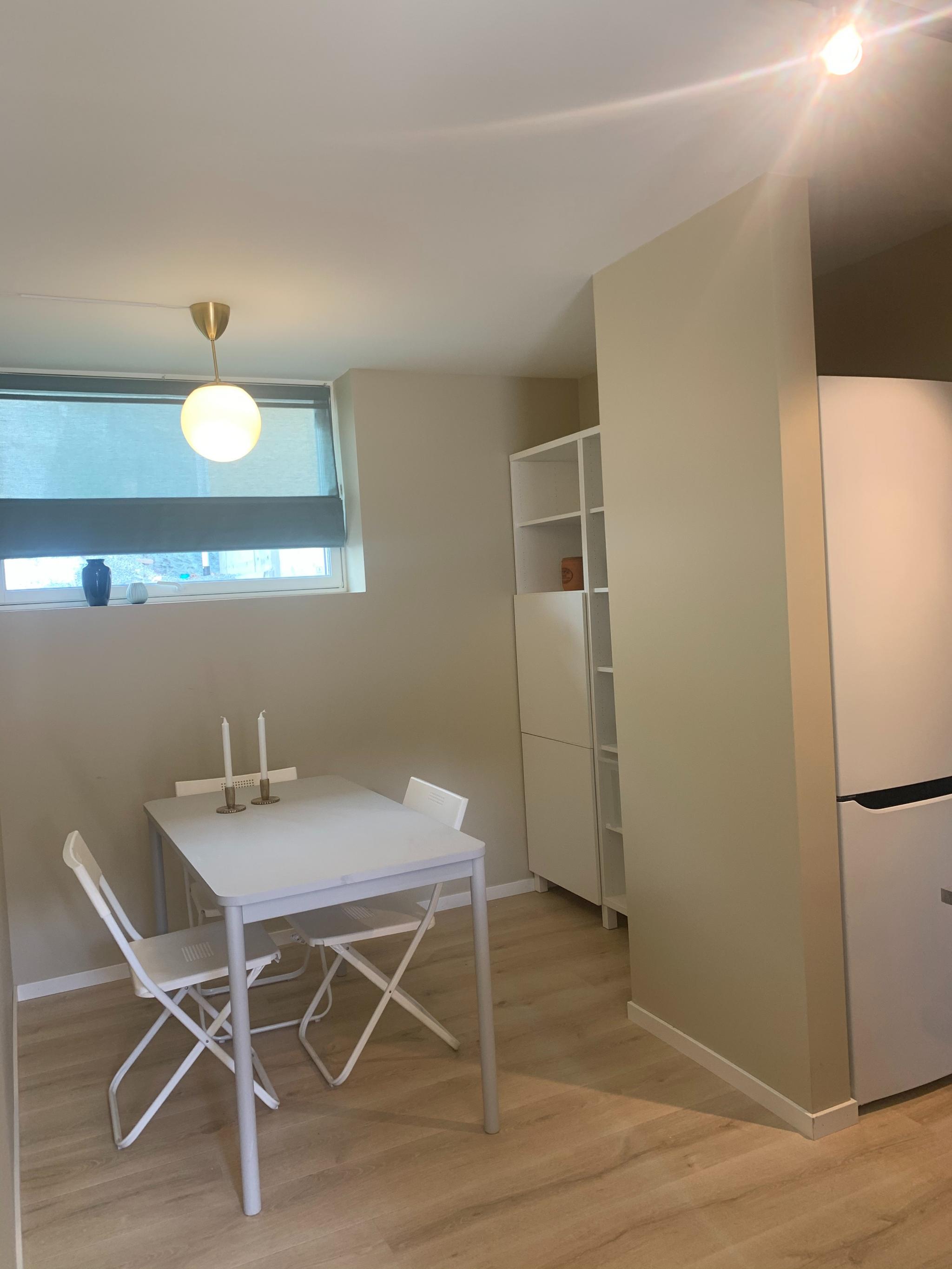 Ved entre og kjøkken finner man en liten spisestue.