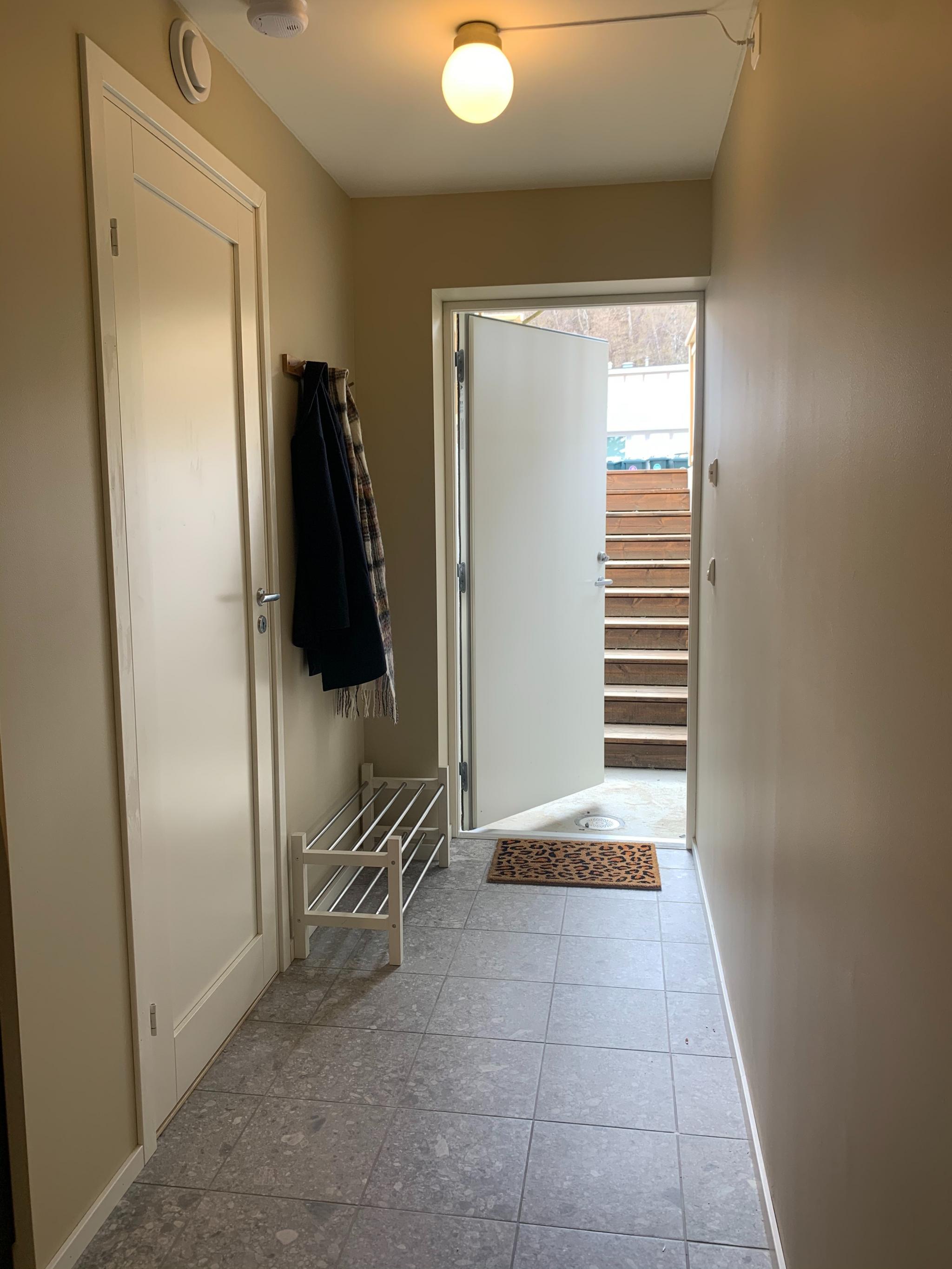 Entre med umiddelbar tilgang til en liten bod (ikke avbildet)