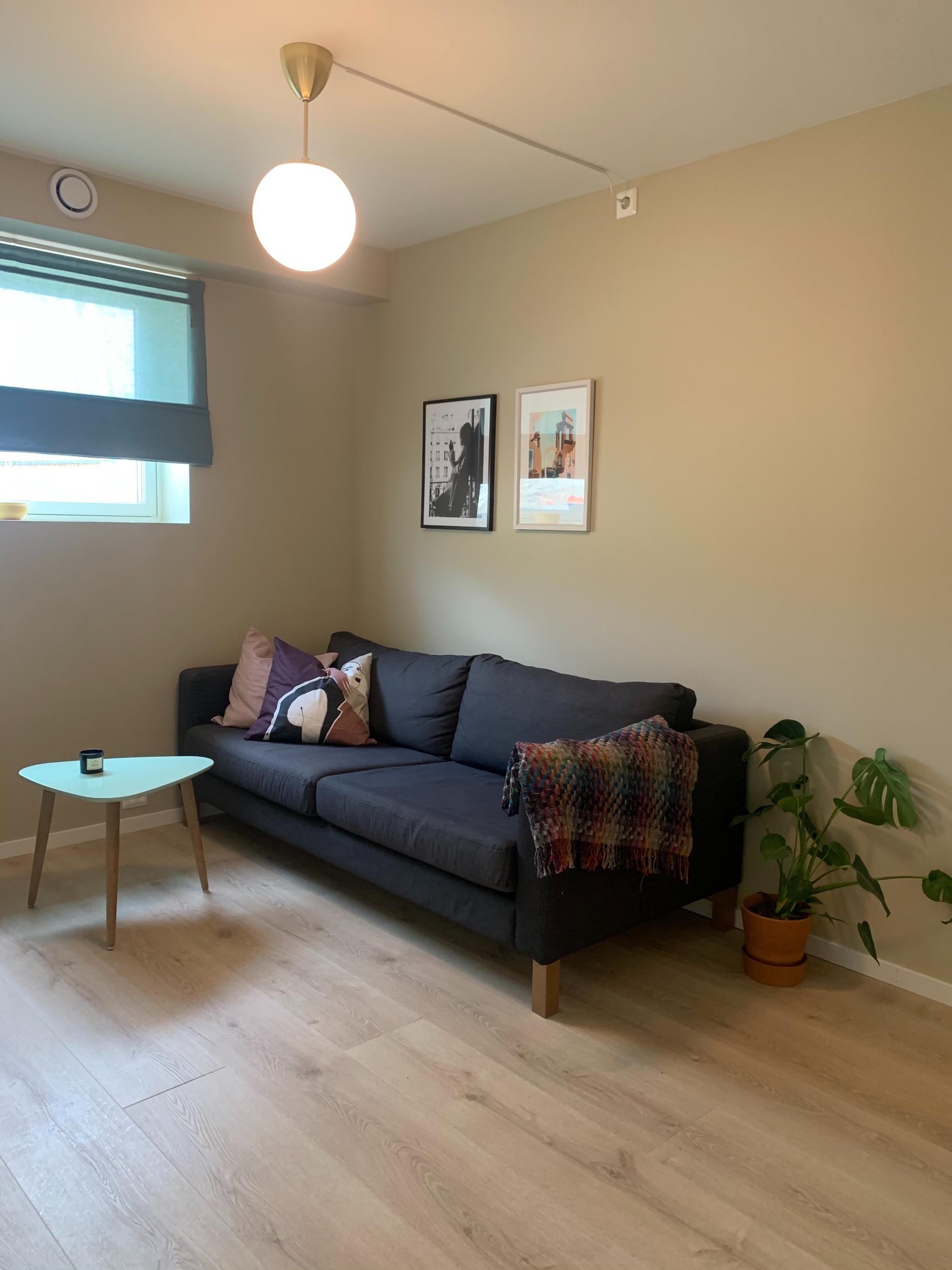 Sofa på bildet er byttet ut med en som er større