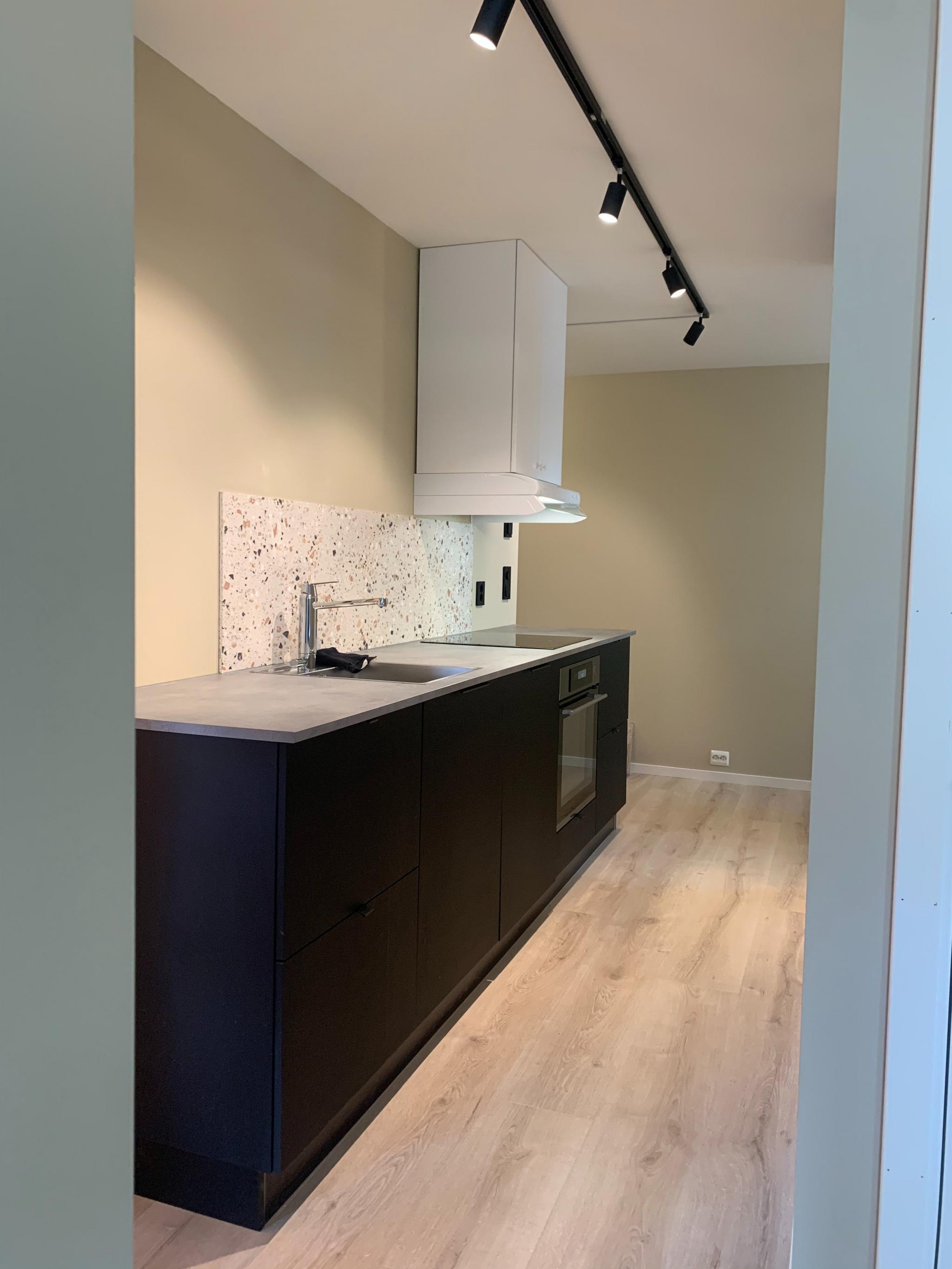 Kjøkken avbildet fra stua