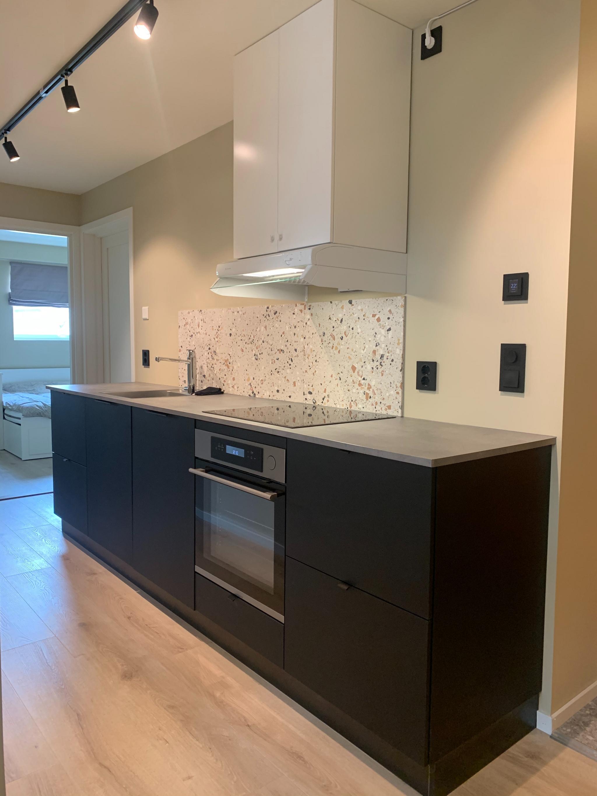 Kjøkkenet ligger mellom spisestue og stue