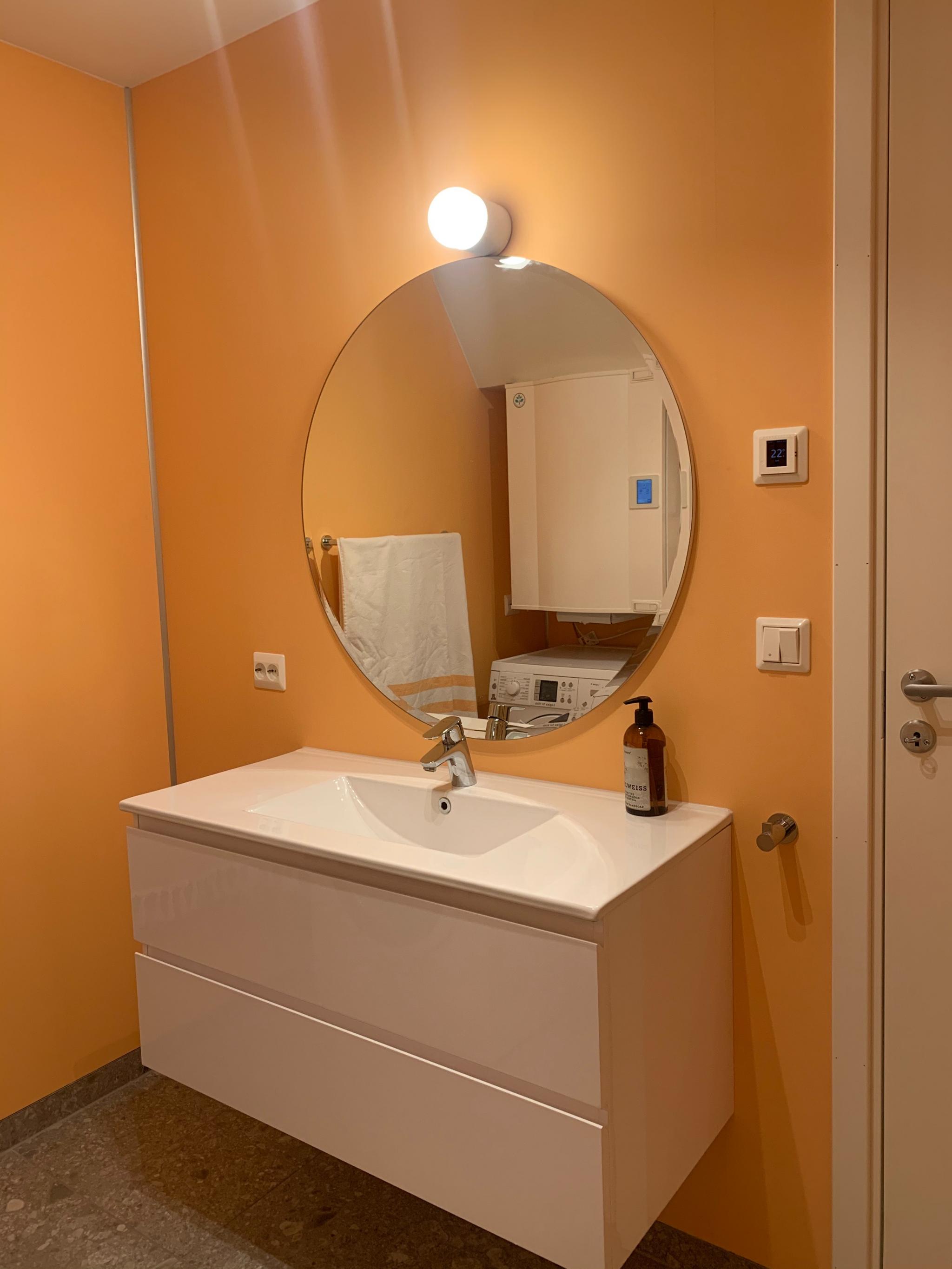 Badet inneholder dusj, romslig servant, toalett og vaskemaskin.