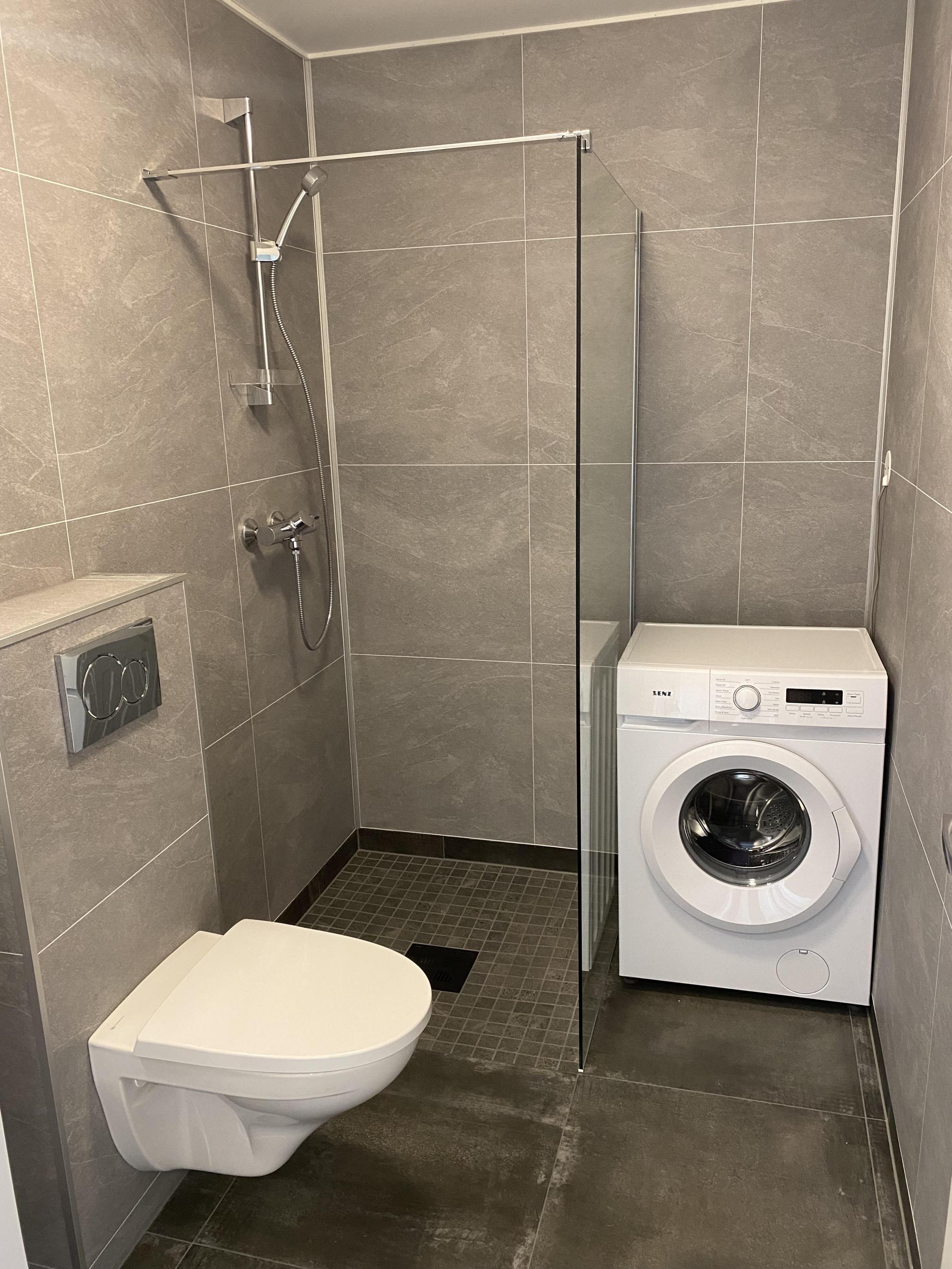 Bad & toalett med egen vaskemaskin