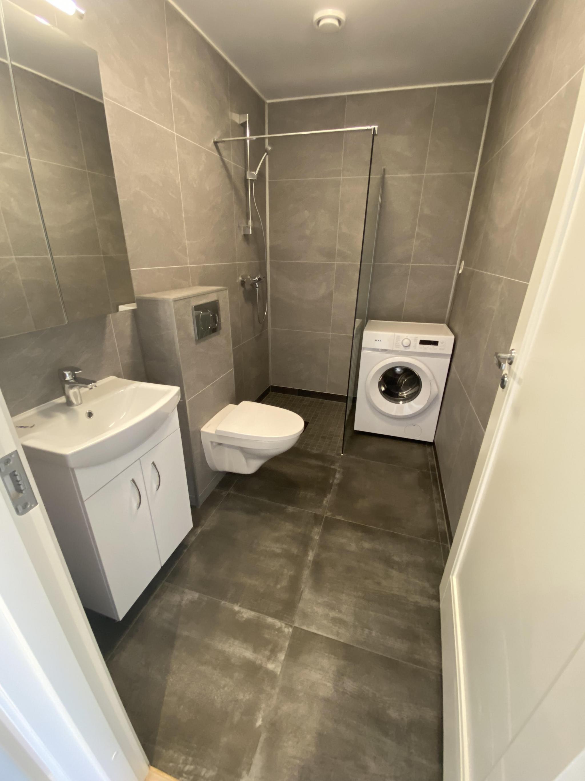 Bad & toalett med egen vaskemaskin