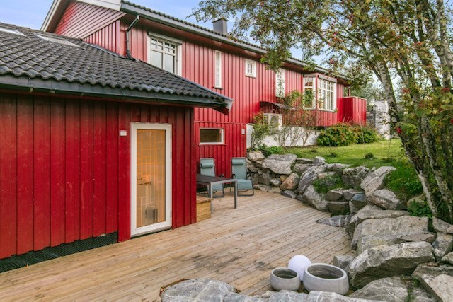 Terrasse bakside med ettermiddagssol.