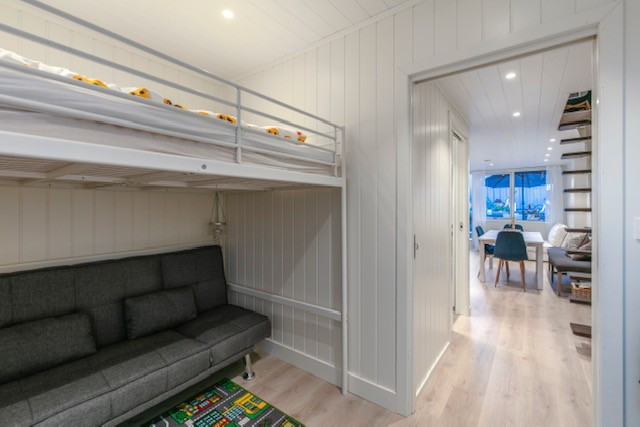 Soverom, med utgang til terrasse.