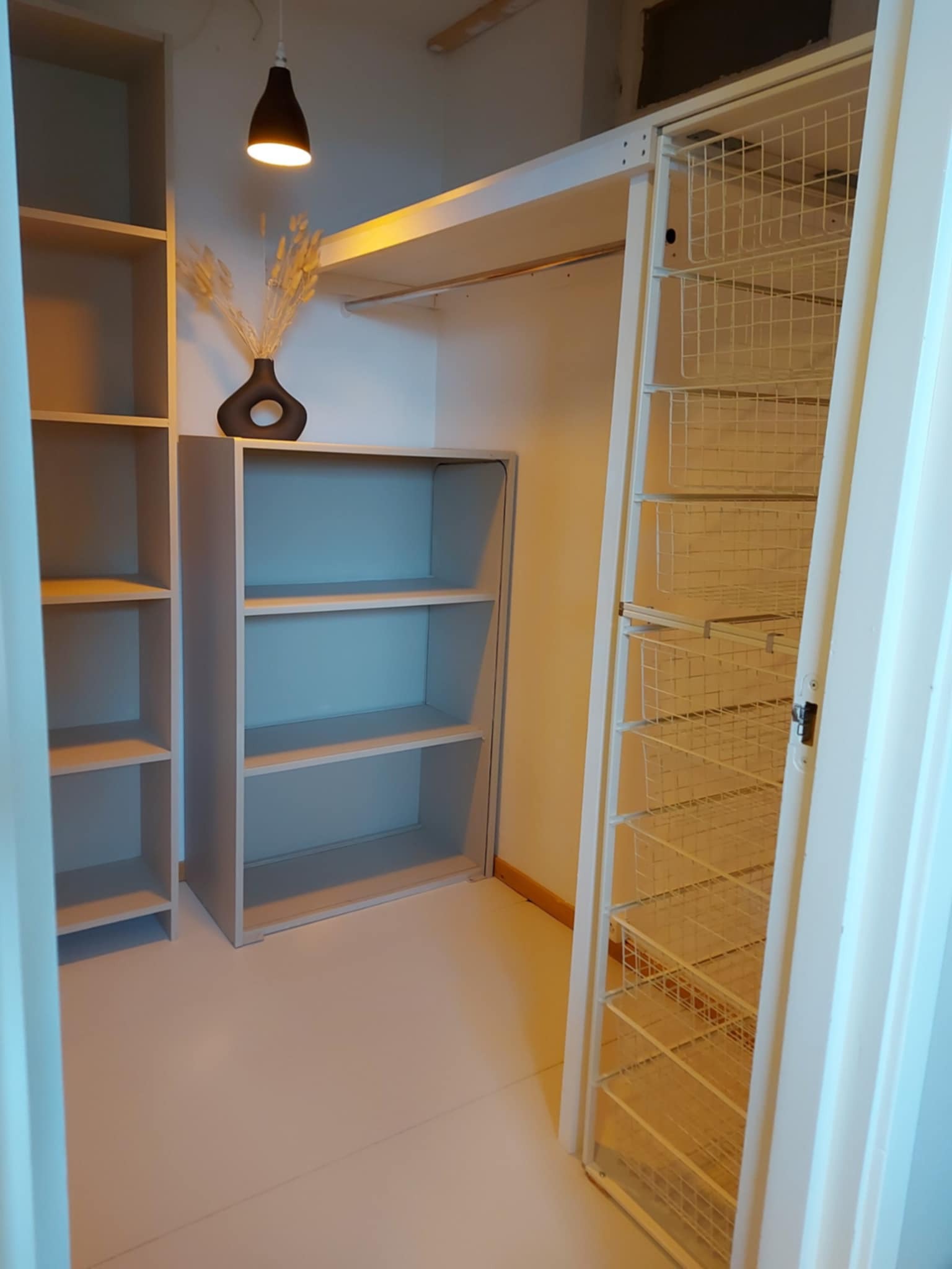 Kombinert garderobe og bod