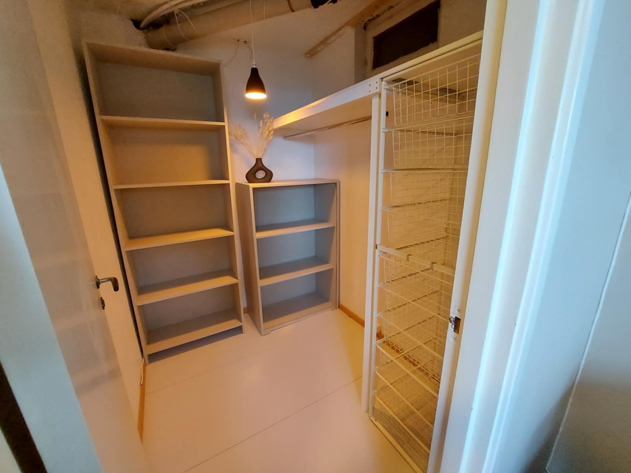 Kombinert garderobe og bod