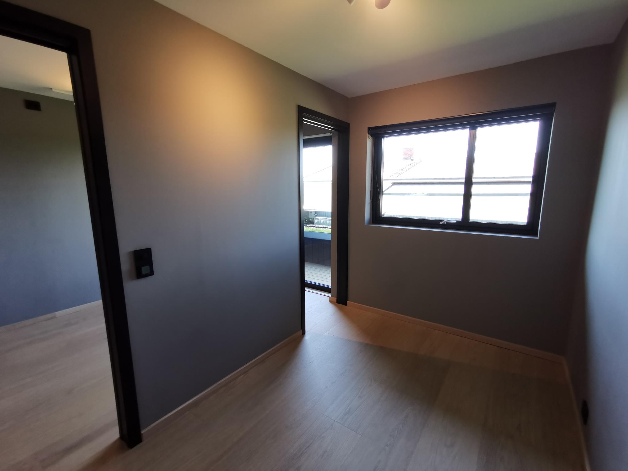 Soverom sett mot stue. To skyvedører til soverom er praktisk om man ønsker seng plassert på tvers mellom dørene. Det er ca. 205 cm vegg til vegg, og plass til 140 cm bred seng mellom dørlistene.