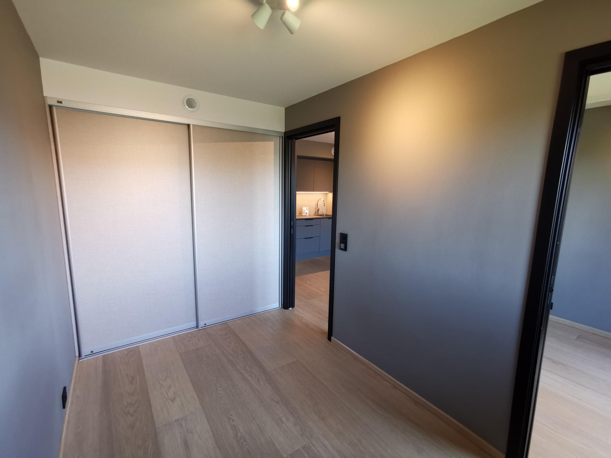 Soverom sett mot kjøkken/stue. To skyvedører til soverom er praktisk om man ønsker seng plassert på tvers mellom dørene. Det er ca. 205 cm vegg til vegg, og plass til 140 cm bred seng mellom dørlistene.