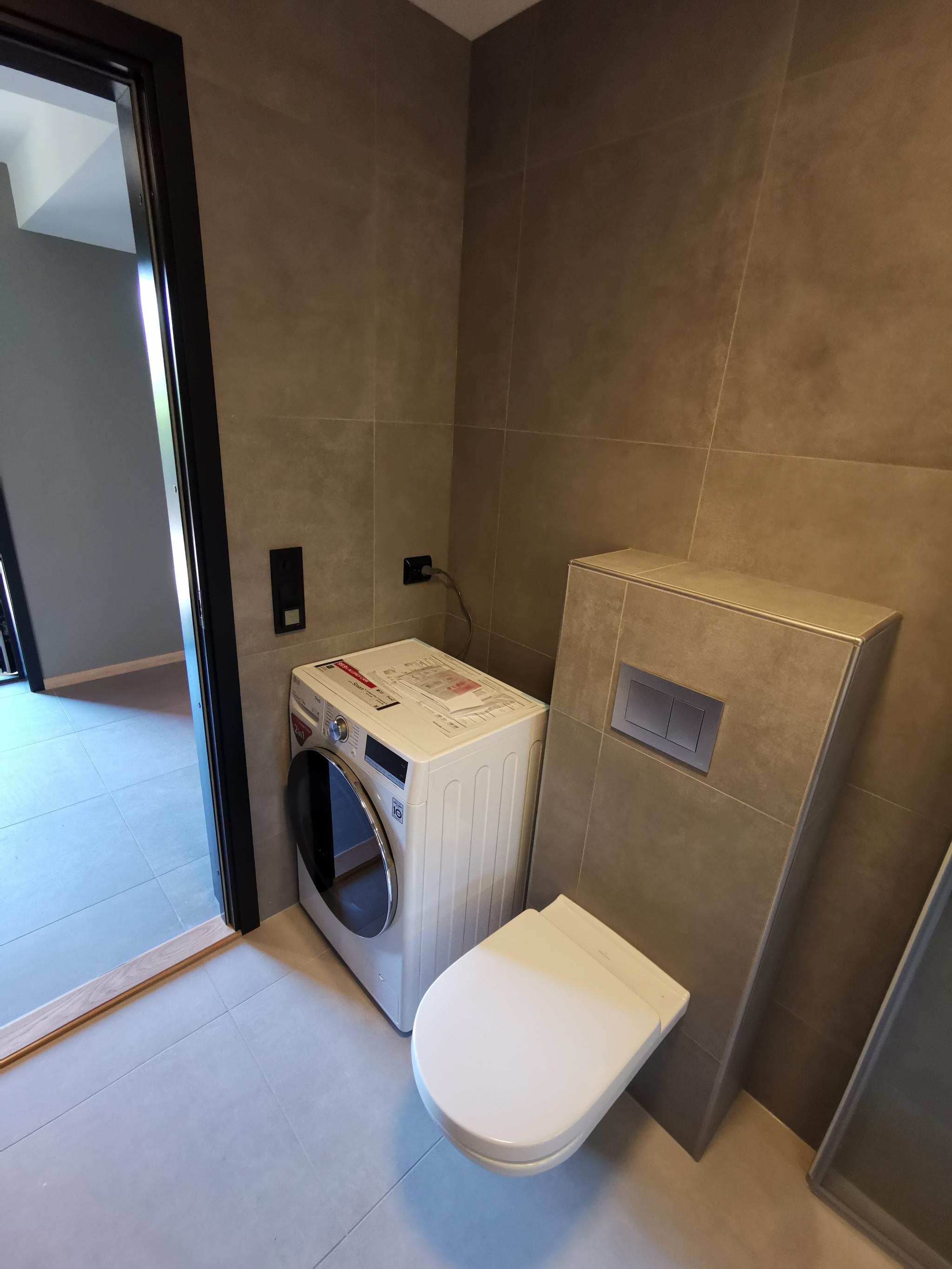 Badet har vaskemaskin med tørketrommel, 7 kg vaskekapasitet, 5 kg tørkekapasitet.