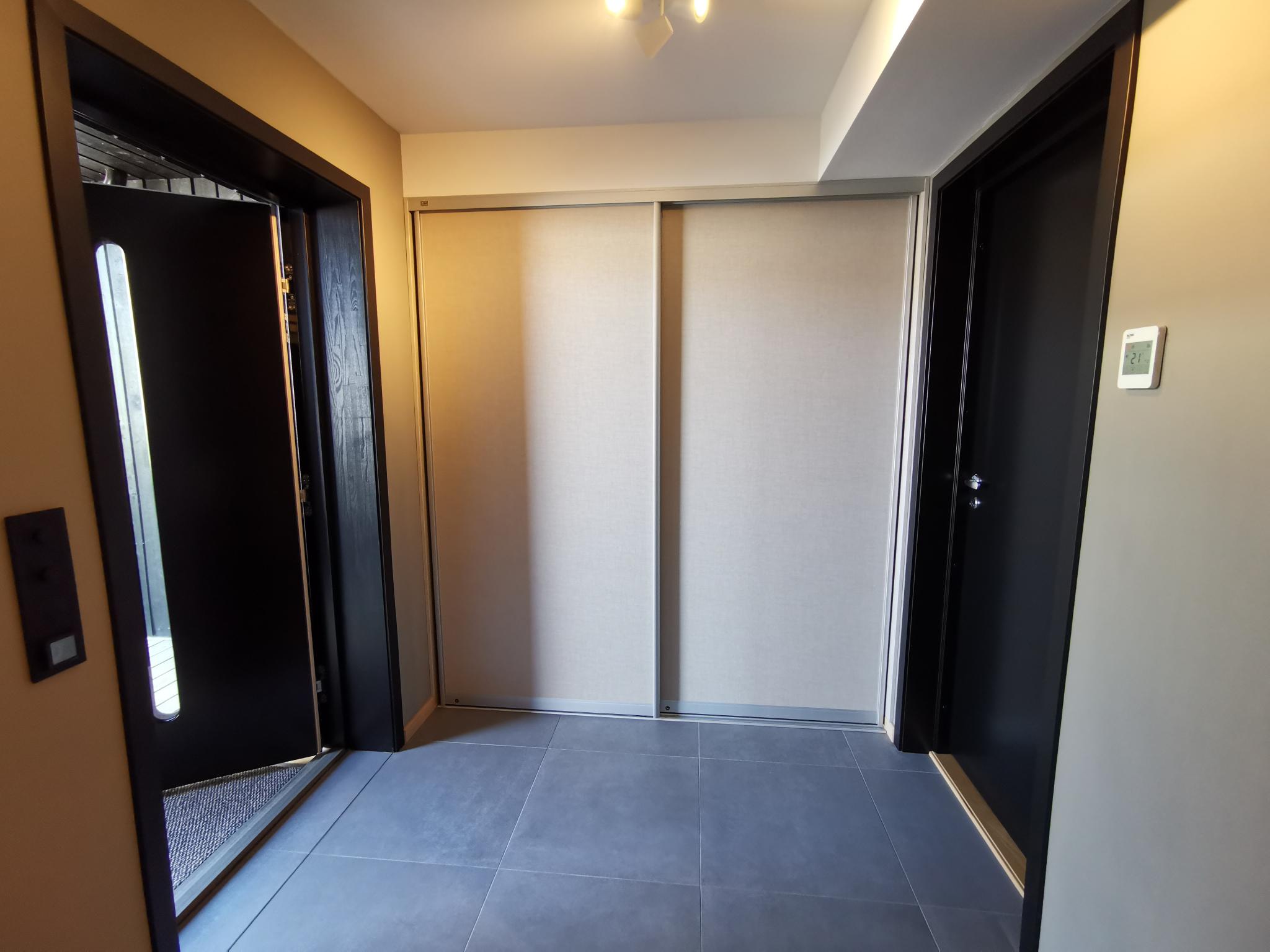 Entre med inngangsdør til venstre og bad til høyre. Skyvedørsgarderobe på veggen rett frem. Skyvedørsgarderoben er innredet med hylle, kurvstativ og garderobestang.