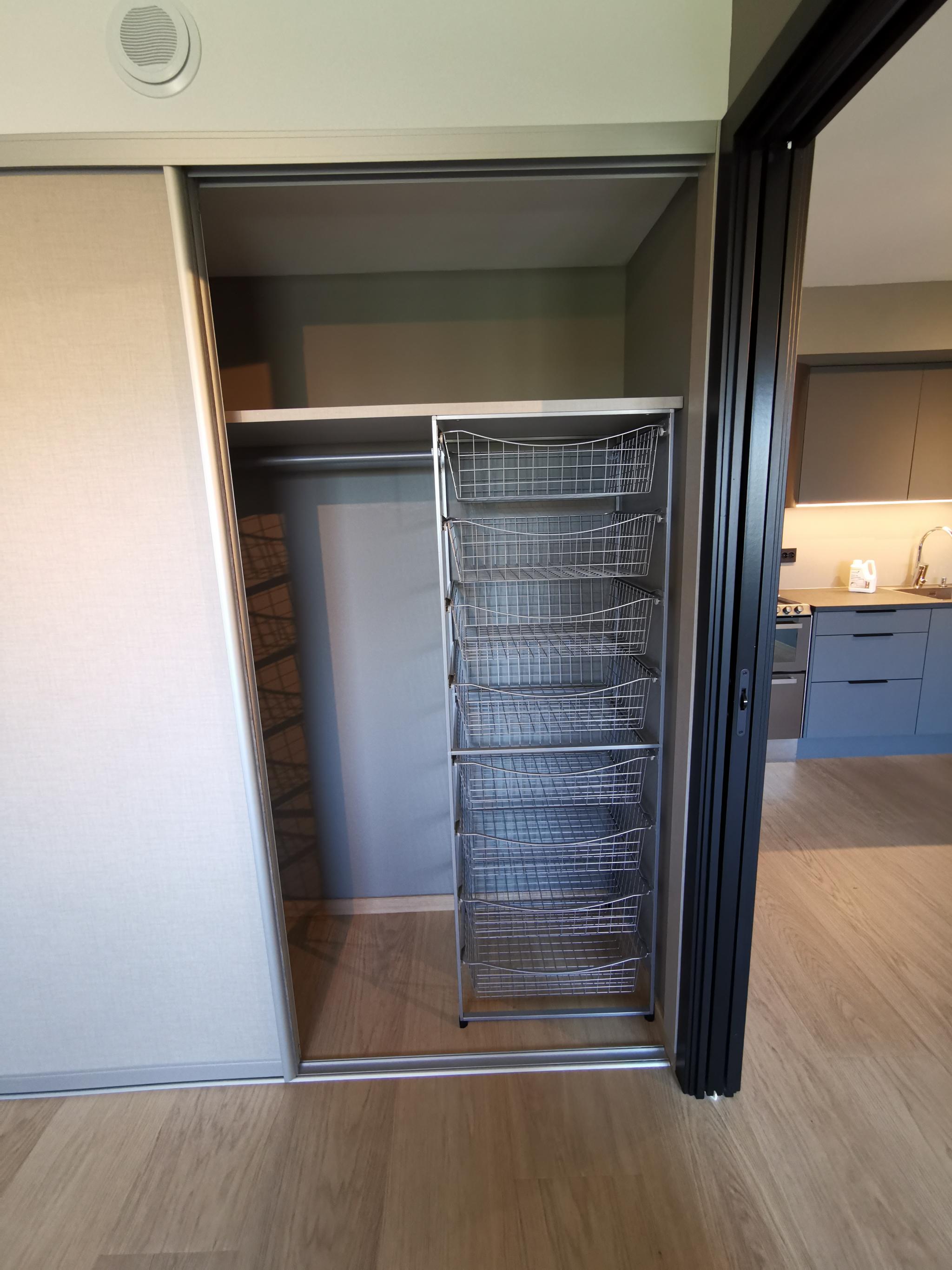 Skyvedørsgarderoben på soverommet (og i entreen) er innredet med hylle, kurvstativ og garderobestang.