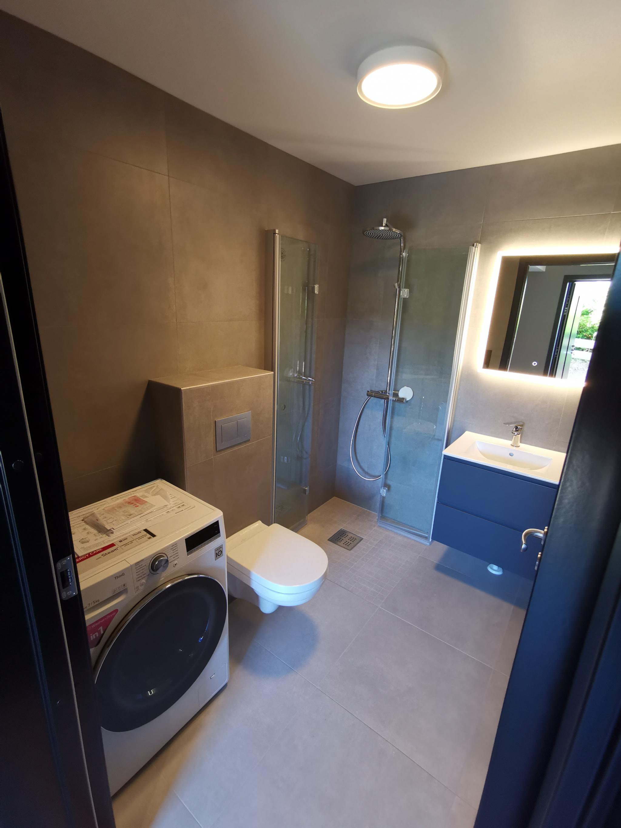 Badet har 90x90 dusjhjørne med foldedører.