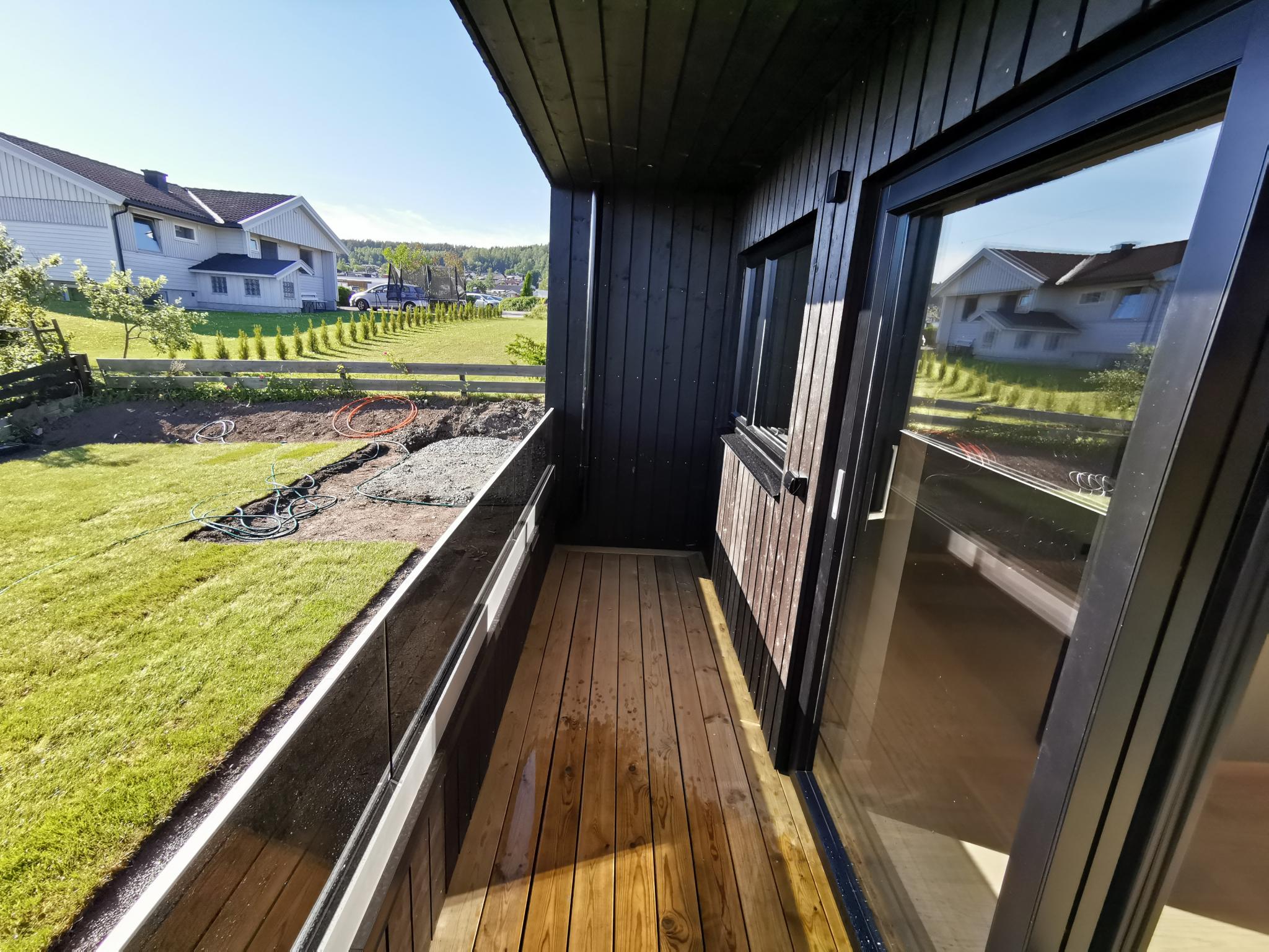 Vestvendt terrasse med ettermiddags- og kveldssol. Terrassen er ikke så dyp, men har en lengde på nesten 5 meter. Plass til små utemøbler, tørking av klær etc.