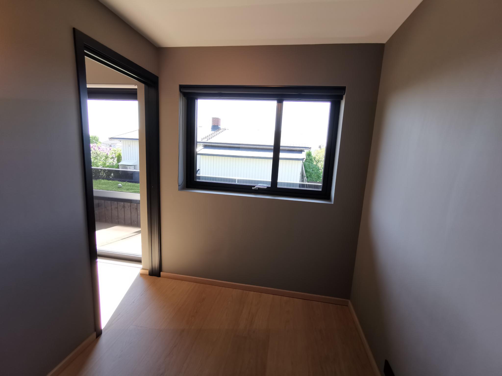 Vindu soverom. Her er det montert persienne og lystett rullegardin i nisjen.