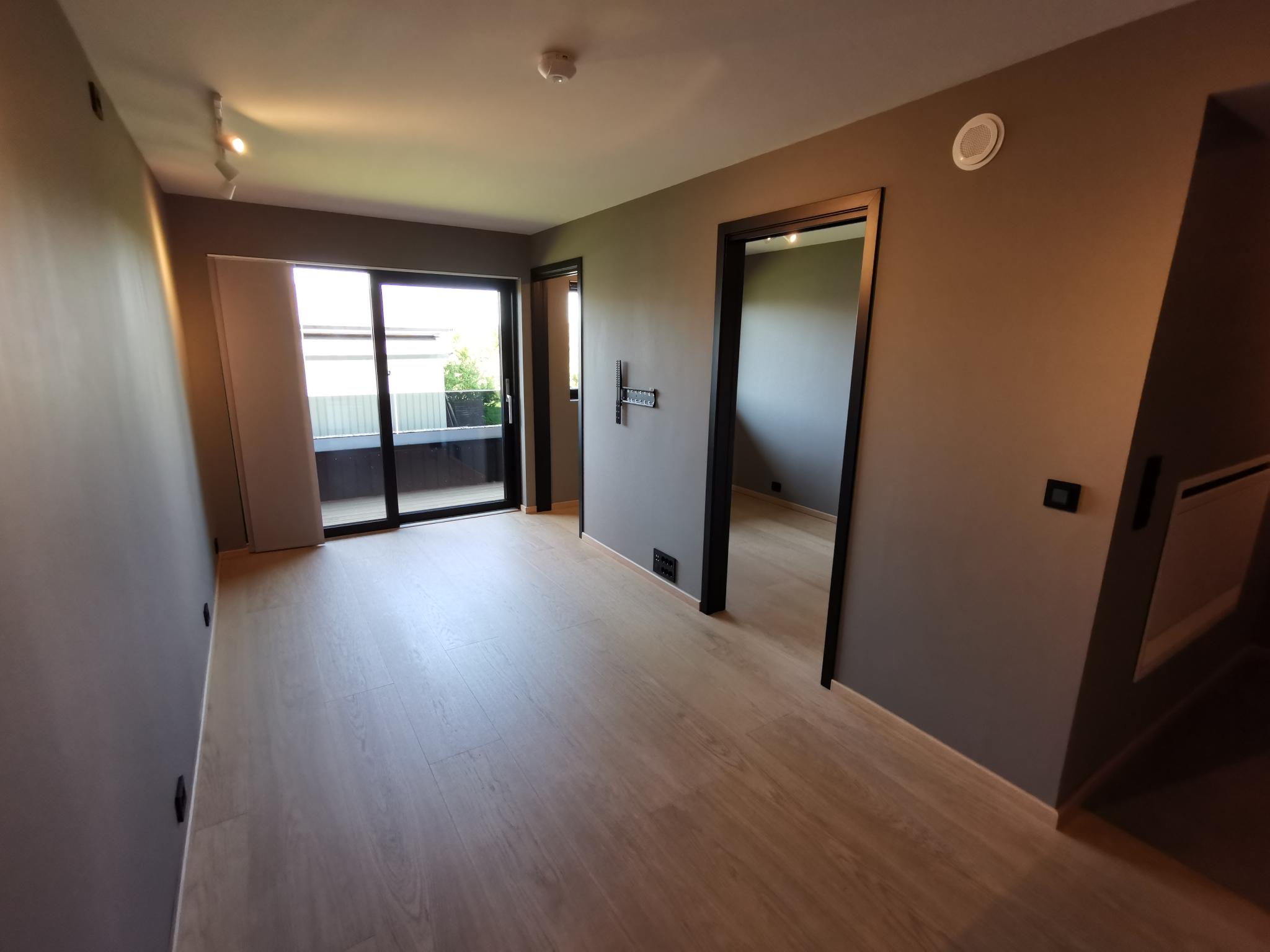 Stuen med terrasse rett frem og soverom til høyre.