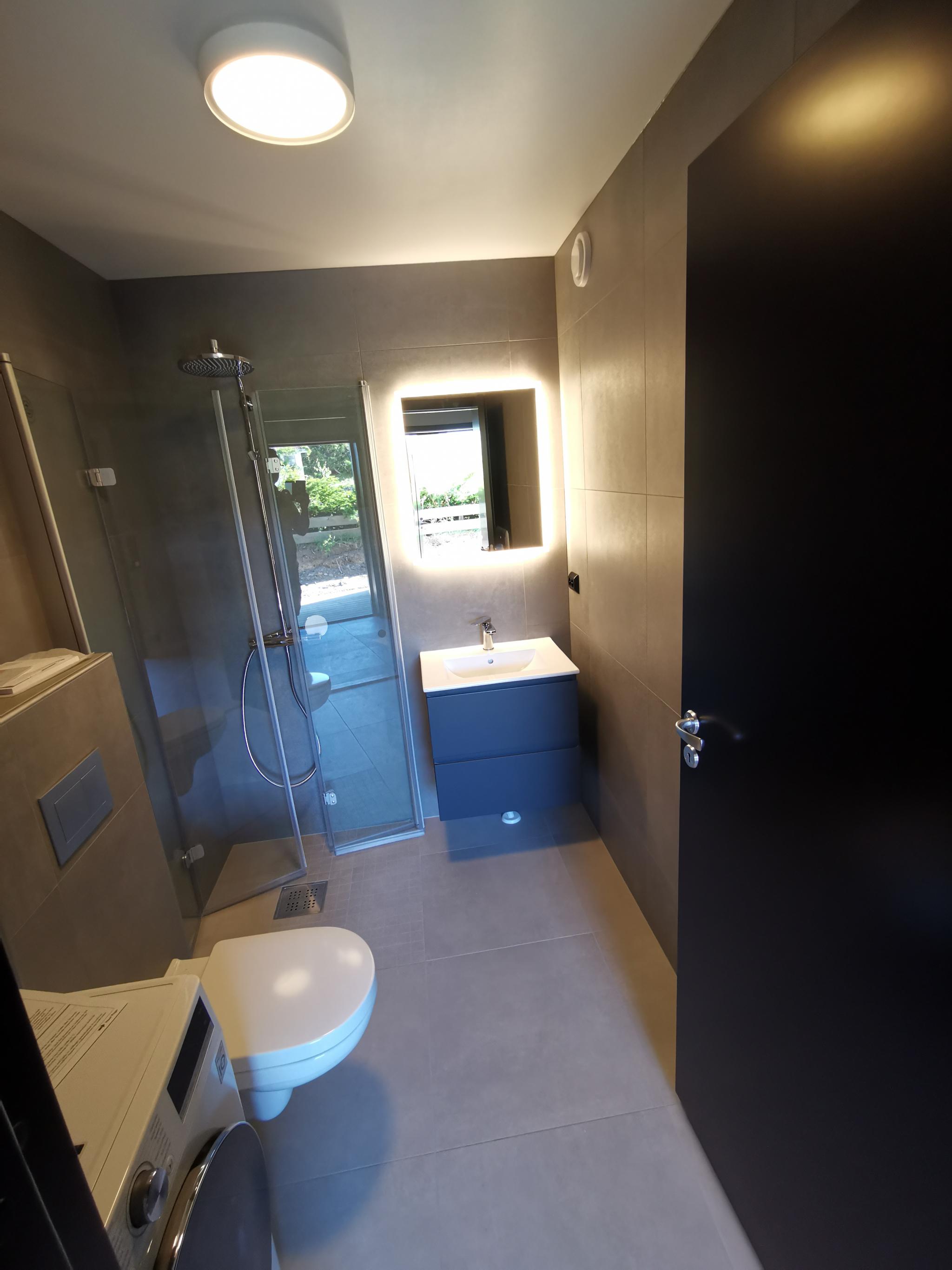 Badet har 60 cm servantinnredning med 2 skuffer, speilet har lys i rammen med separat dimming.