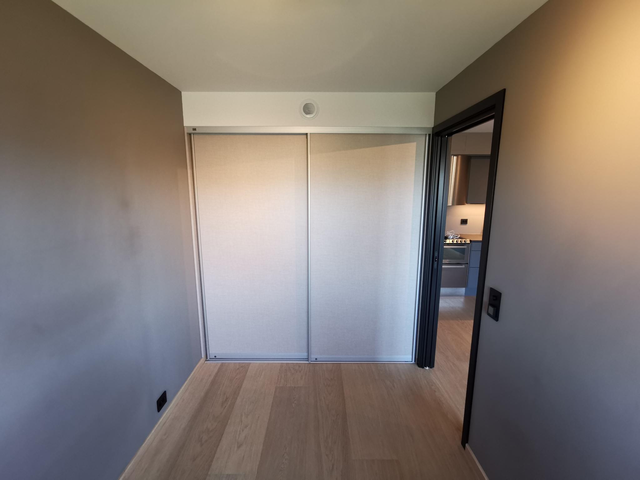 Soverom. På veggen rett frem er det satt inn en skyvedørsgarderobe.