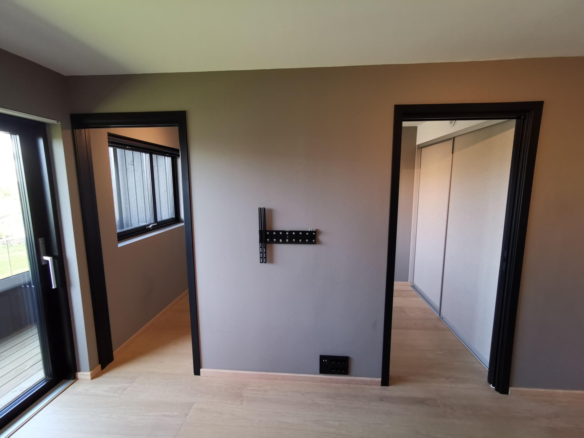 2 stk. skyvedører inn til soverommet. På veggen mellom dørene er det montert feste for TV.