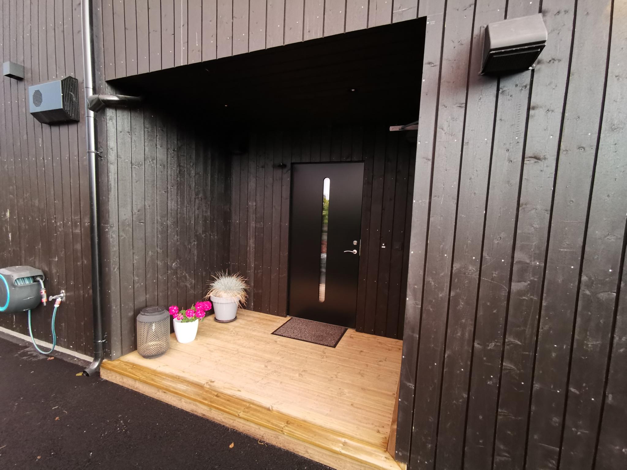 Overbygget inngangsparti med spotbelysning i tak.