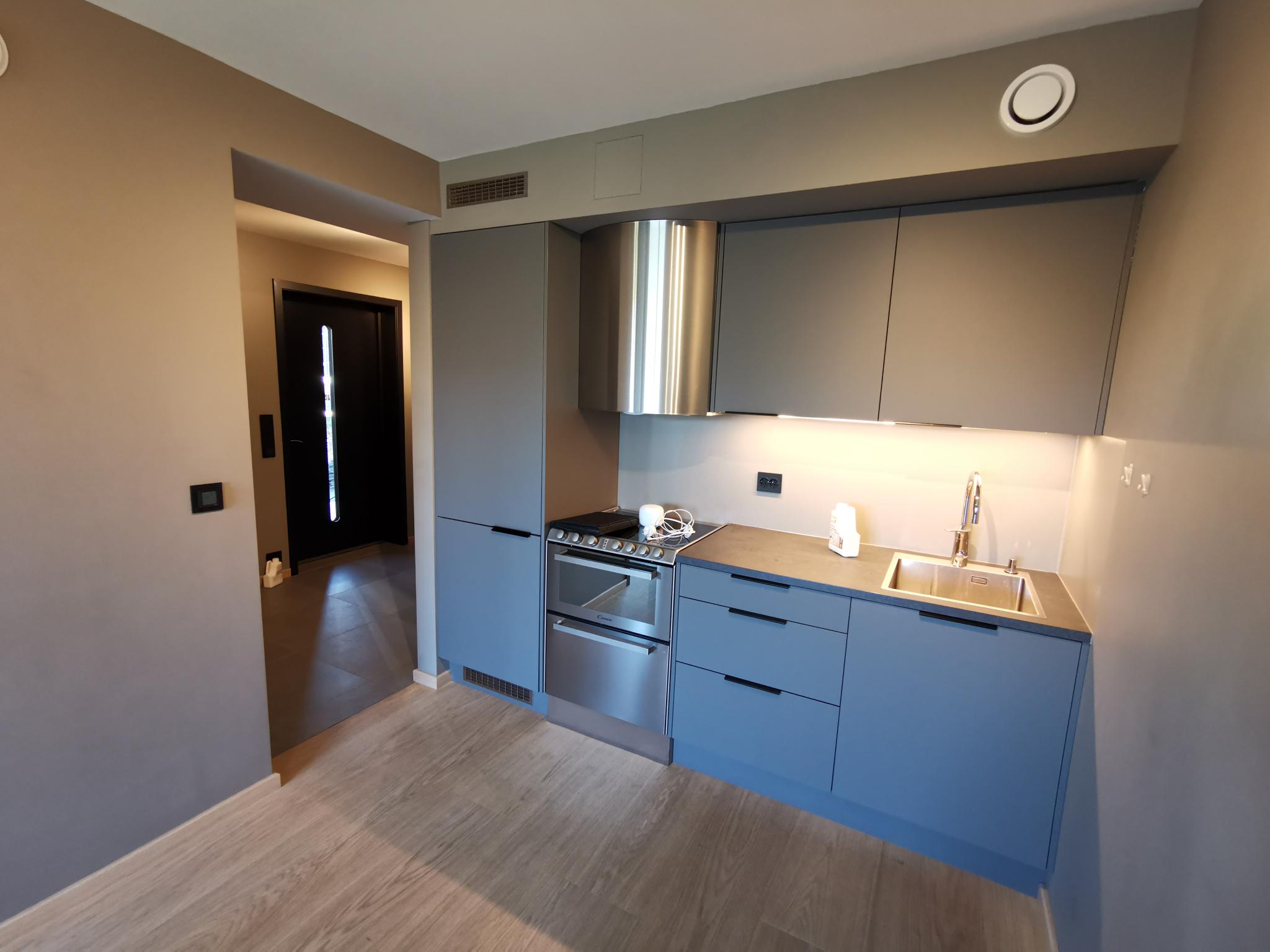 Kjøkken med åpning mot entre.