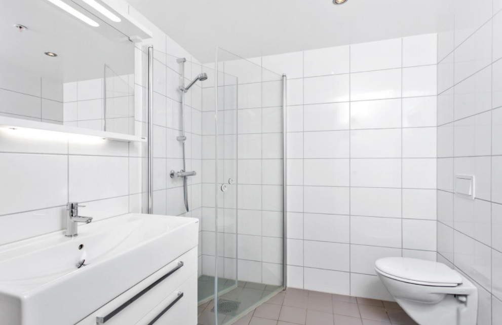 Flott bad med vaskemaskin som følger med. Lagrinsplass i servant og speilskap, varmekabler i gulv og god plass, 